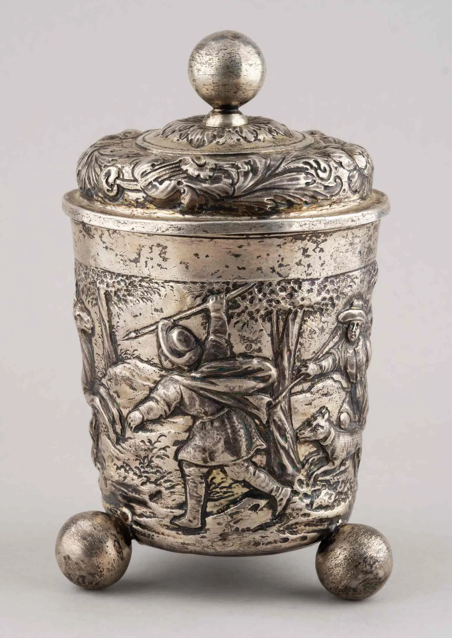 (1797) Кружка с крышкой с изображением сцен охоты на оленя. Россия, Санкт-Петербург, мастер-монограммист «А.З», 1797. — фото 3