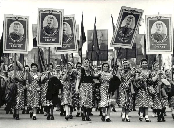 Фотография «Демонстрация в Будапеште по случаю годовщины освобождения Венгрии». 1950. — фото 1