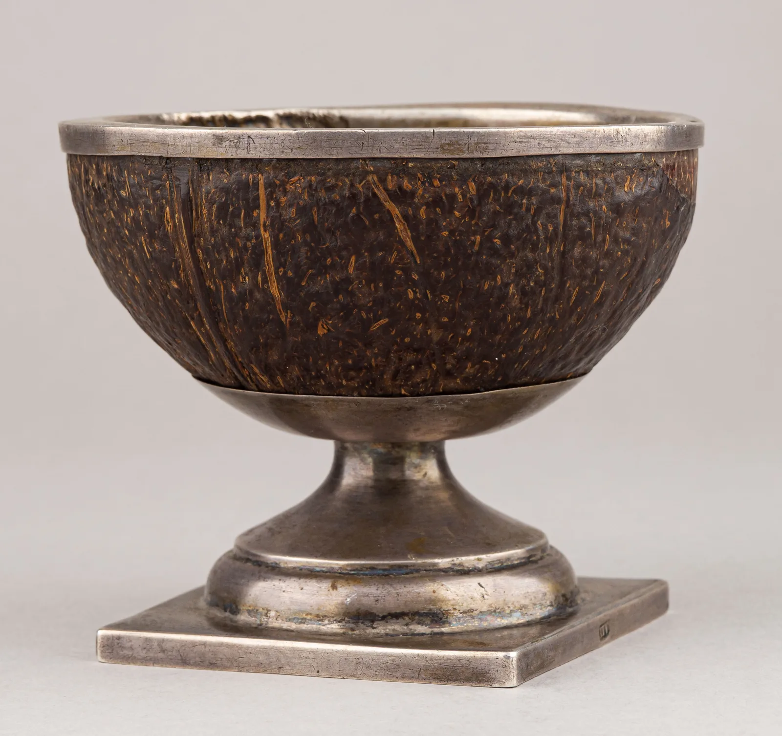 Кубок из кокоса в серебряной оправе. Россия, Москва, 1780-1815 годы. — фото 3