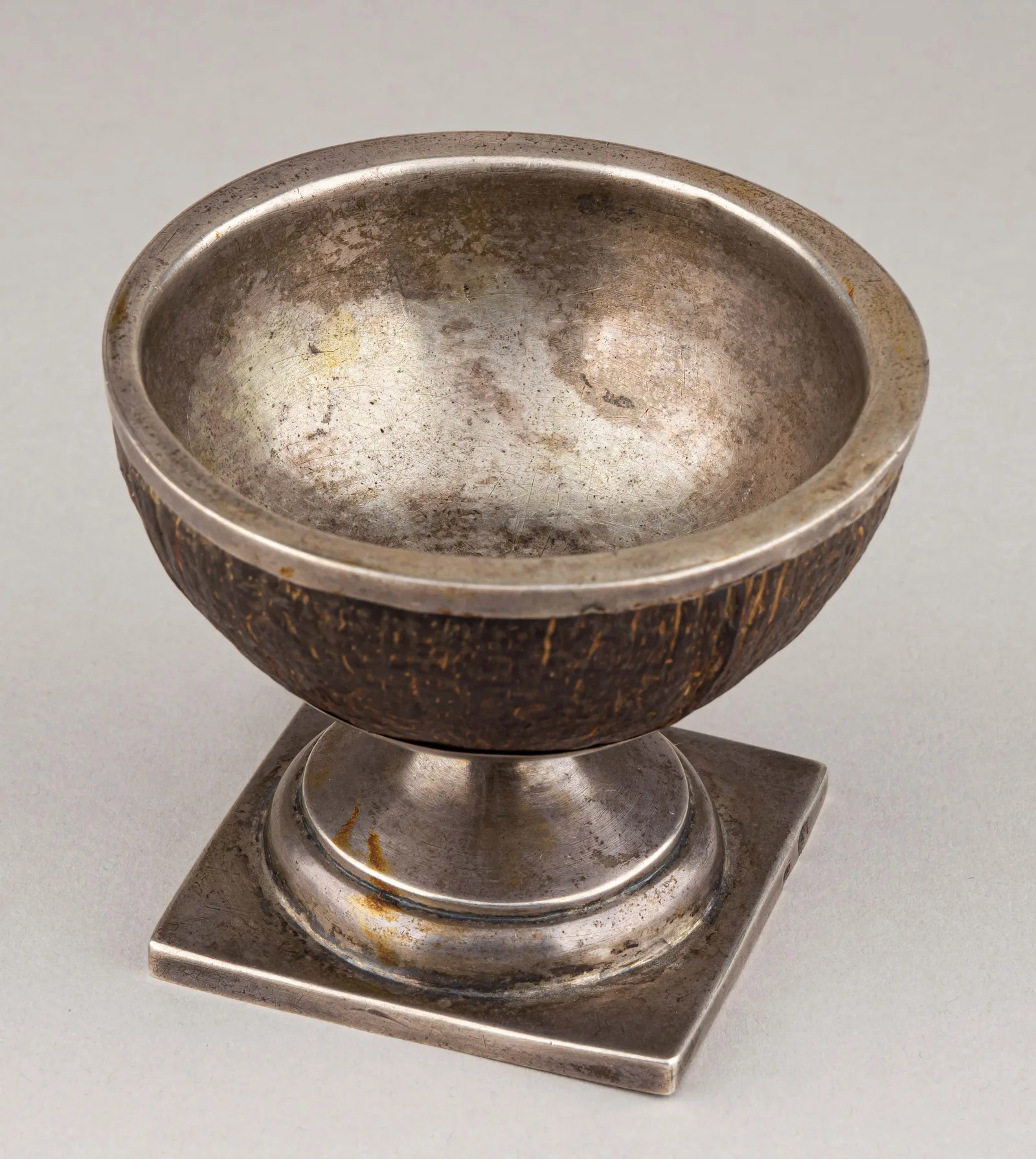 Кубок из кокоса в серебряной оправе. Россия, Москва, 1780-1815 годы. — фото 4