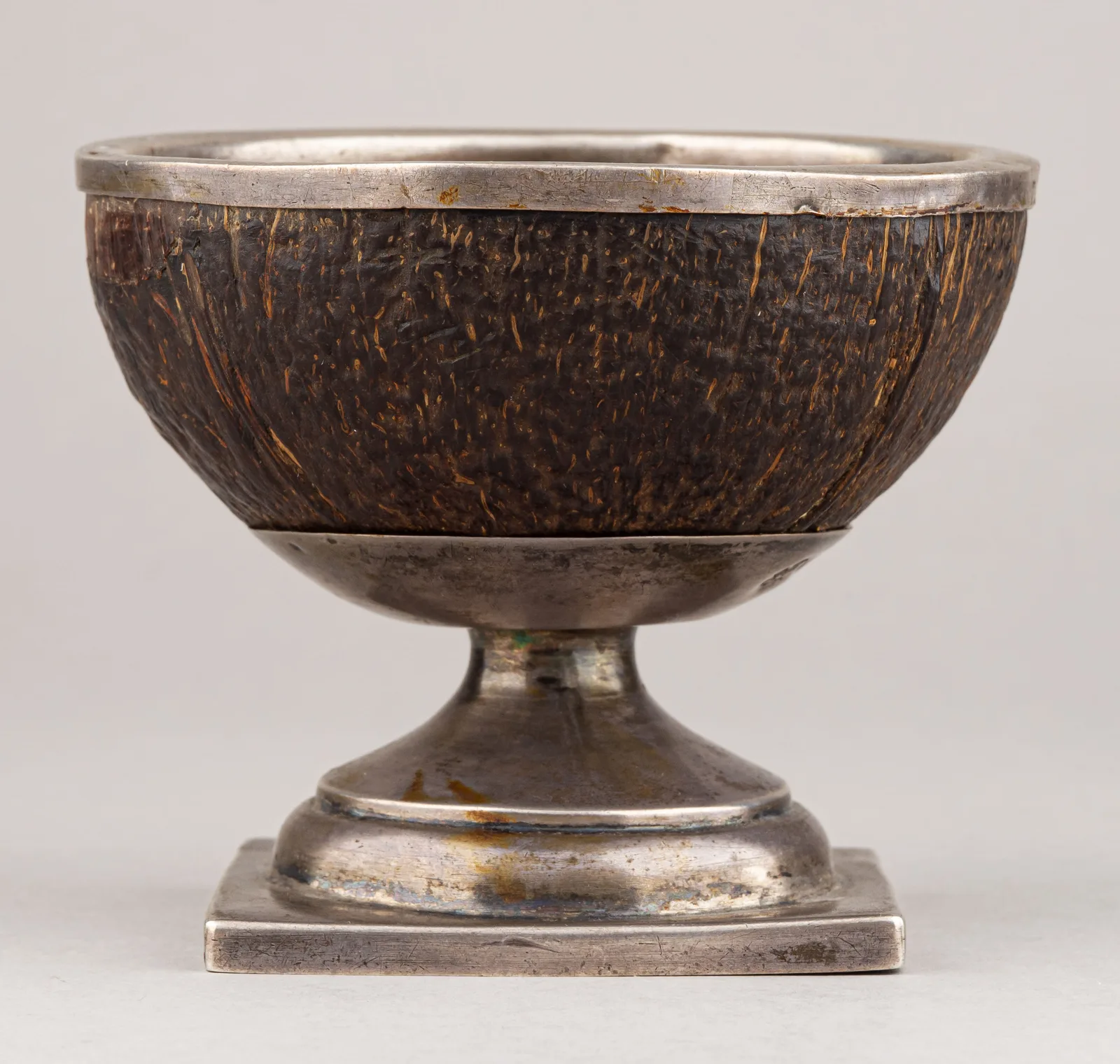 Кубок из кокоса в серебряной оправе. Россия, Москва, 1780-1815 годы. — фото 2