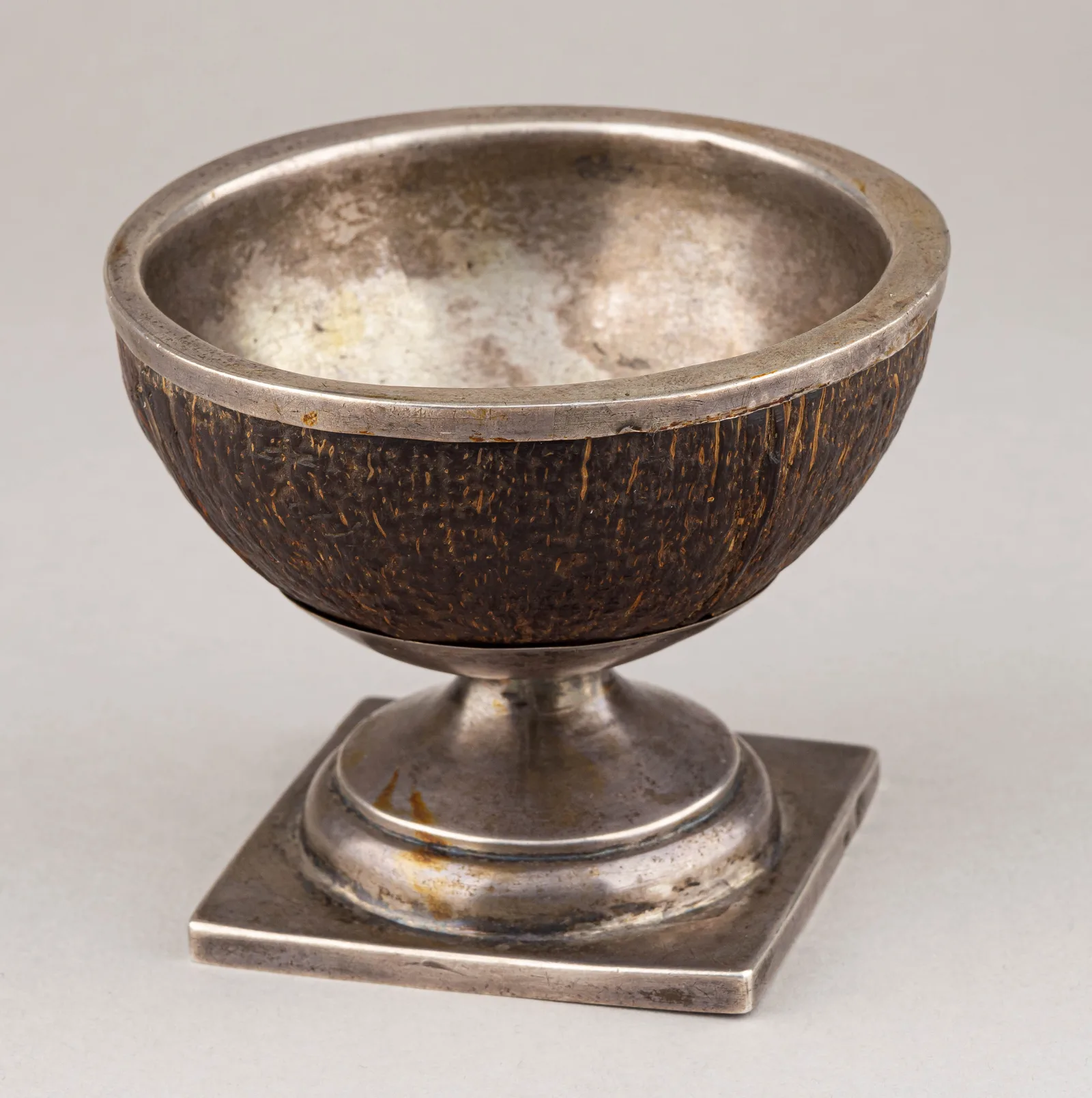 Кубок из кокоса в серебряной оправе. Россия, Москва, 1780-1815 годы. — фото 1
