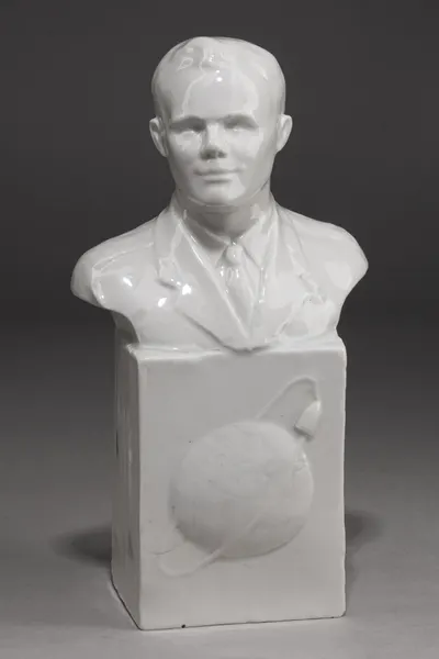 Бюст Гагарина. СССР, Дулево, автор Н.П. Пустыгин, 1961-1963 годы.
