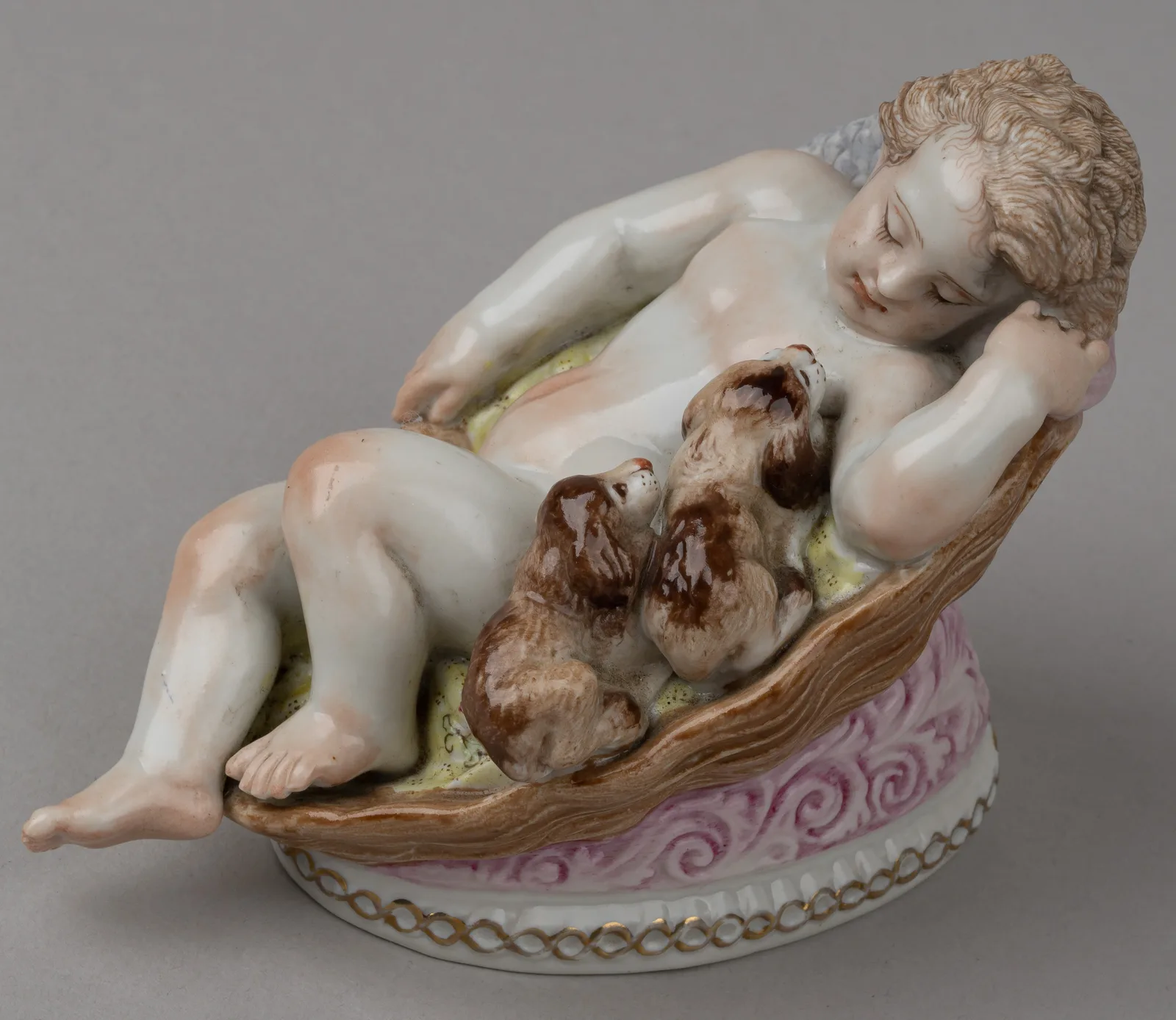 Статуэтка «Спящий амур с собаками». Германия, мануфактура Meissen, начало ХХ века. — фото 1