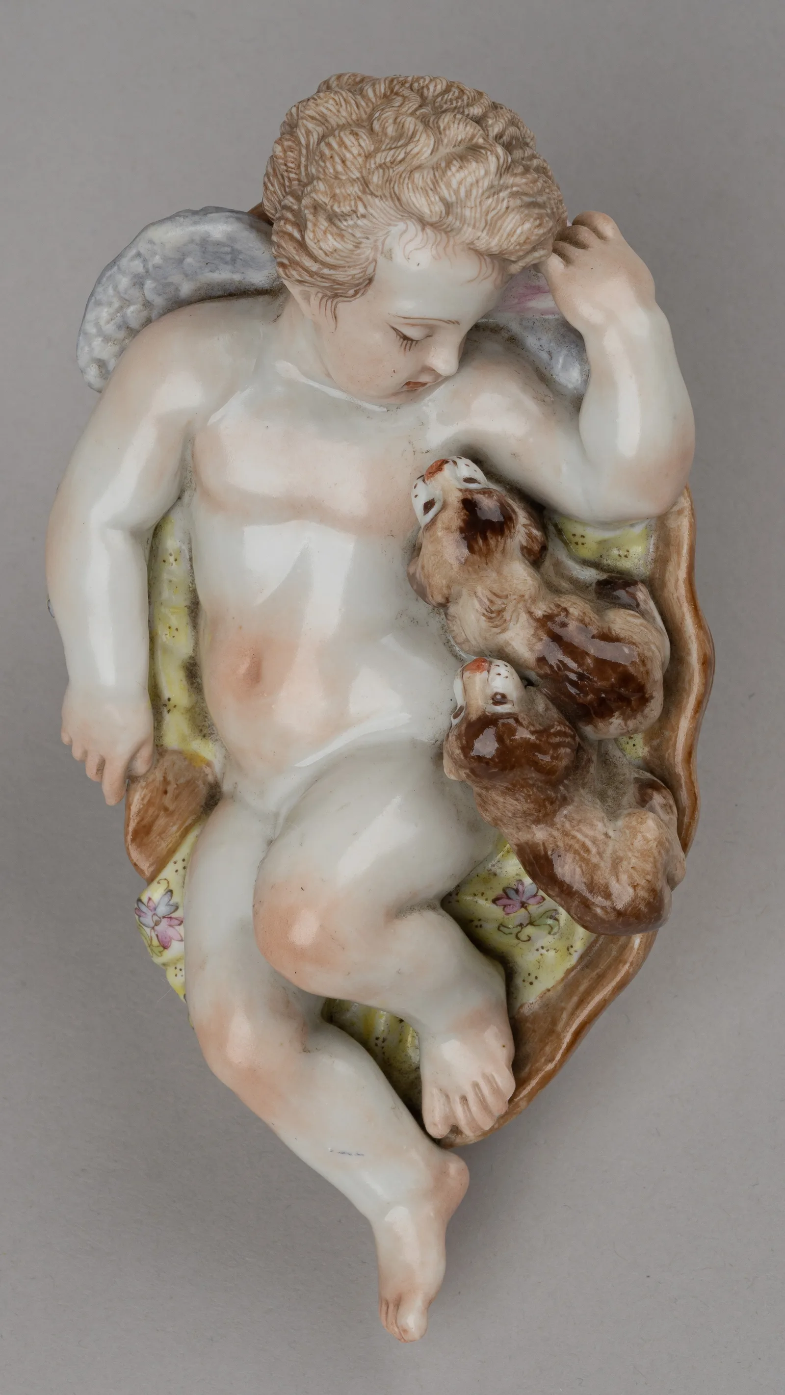 Статуэтка «Спящий амур с собаками». Германия, мануфактура Meissen, начало ХХ века. — фото 2