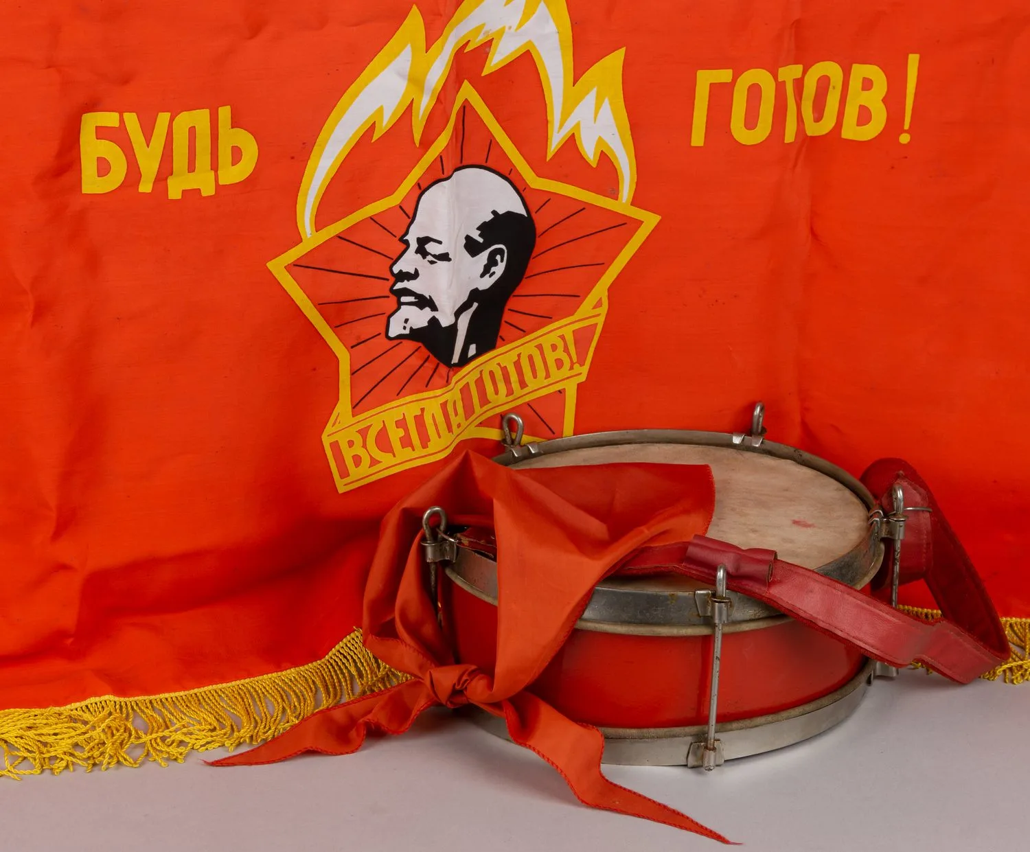 Пионерский набор: галстук, барабан, знамя. СССР, середина XX века. — фото 1