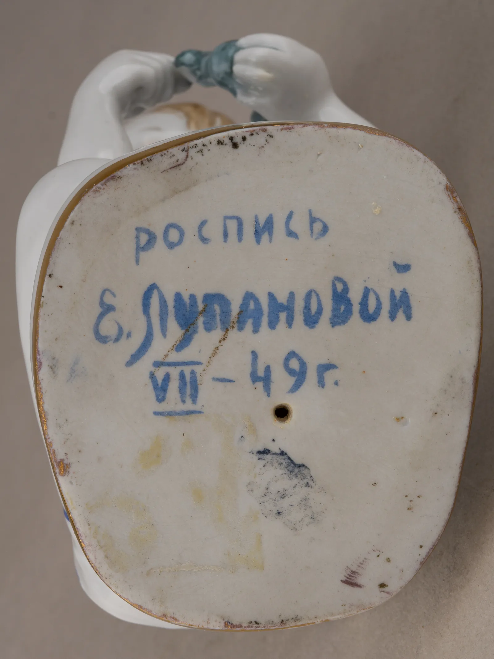 (Не тиражная. Авторская роспись Е. Лупановой) Скульптура «Юный скульптор». Россия, Ленинградский фарфоровый завод, авторская роспись Е. Лупановой, автор модели Столбова Г.С., 1949. — фото 6
