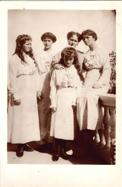 Открытка «Императрица Александра Фёдоровна и великие княжны». 1920-е годы.
