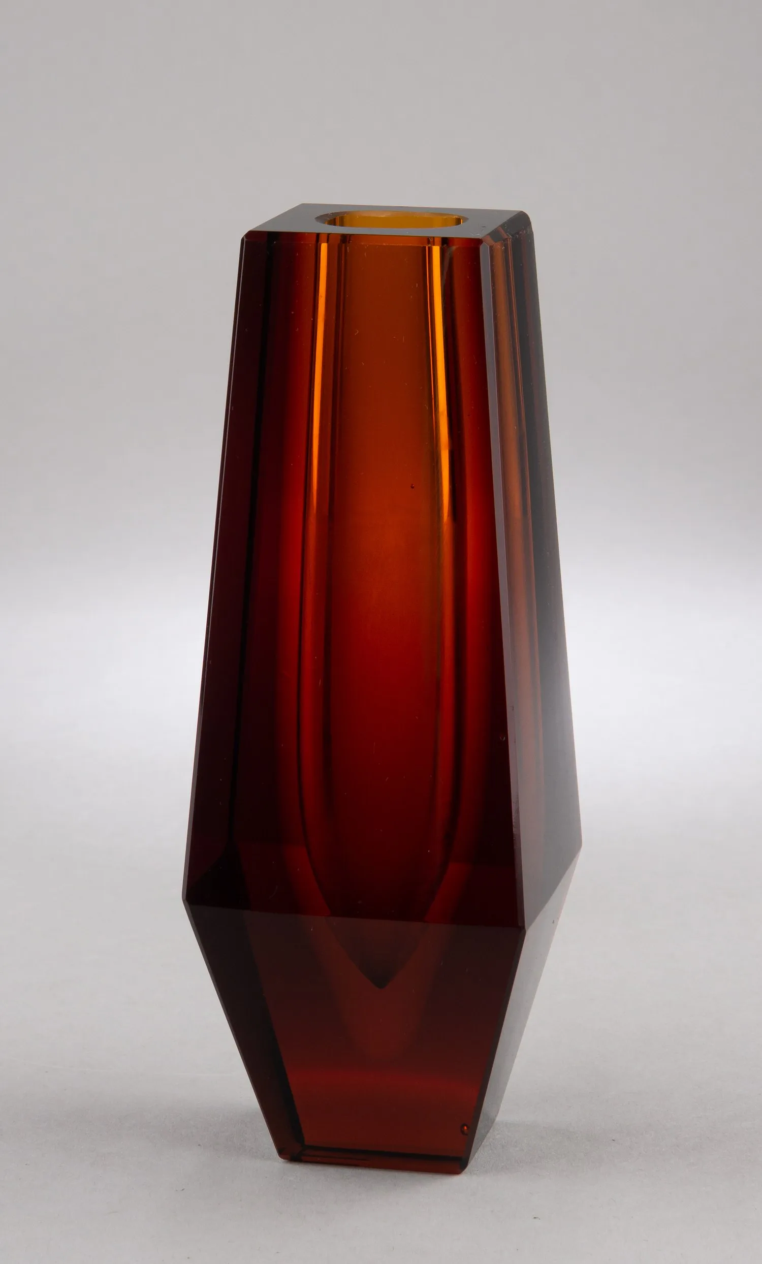 Ваза оранжевого стекла. СССР, Ленинградский завод художественного стекла, автор - А.М. Остроумов предположительно, 1970-годы. — фото 1