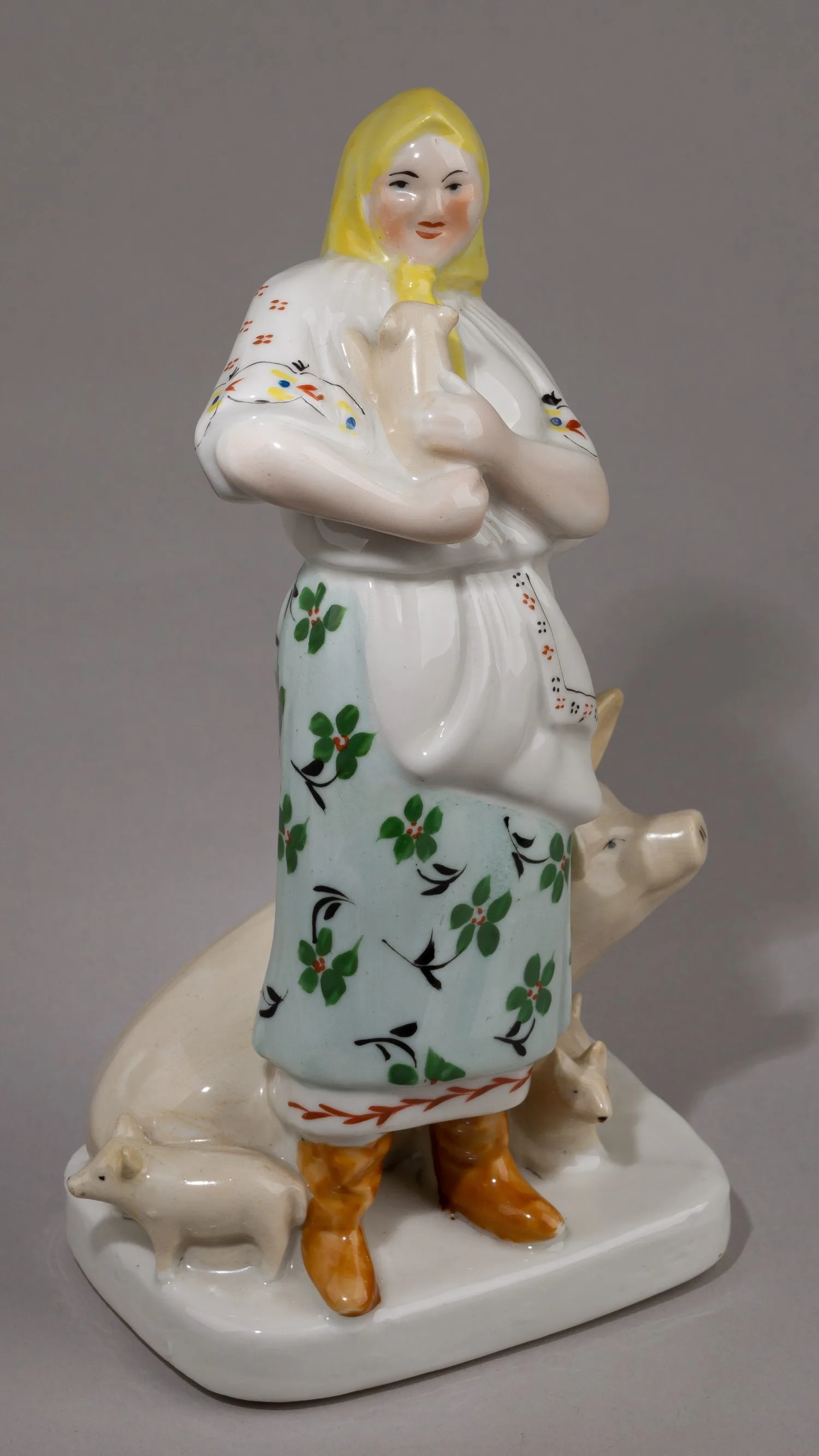 Скульптура «Свинарка». Украинская ССР, Городницкий фарфоровый завод, 1930-1946 годы. — фото 3