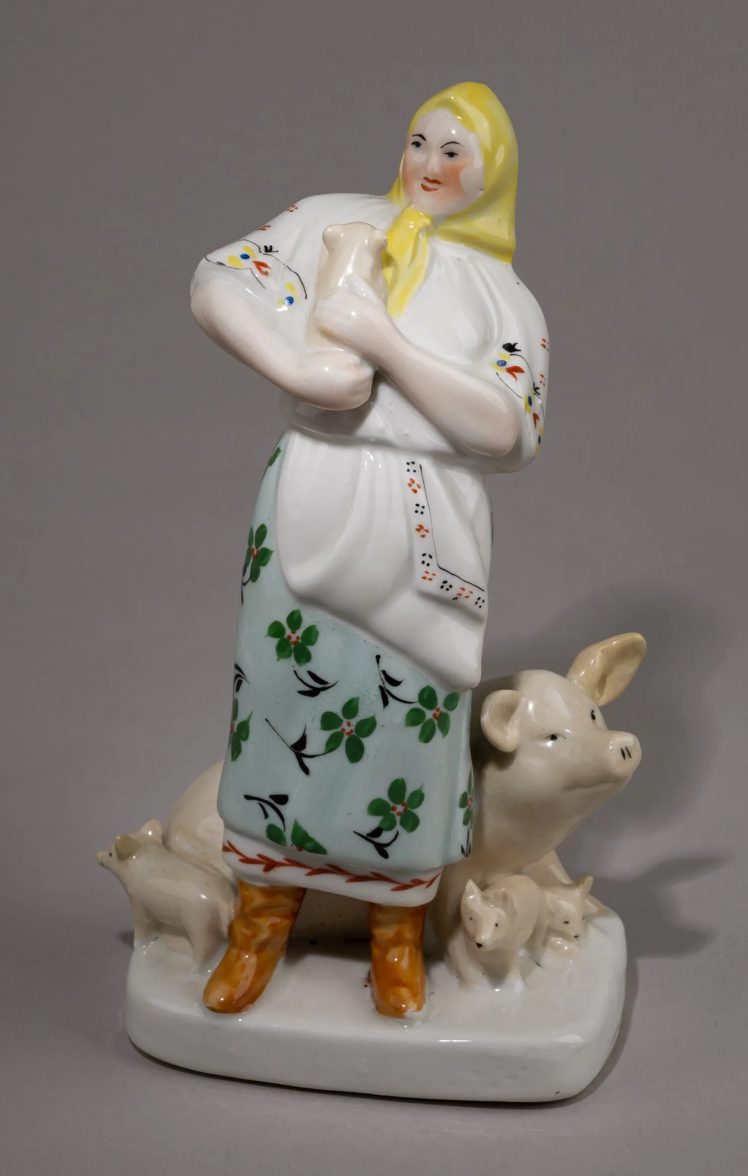 Скульптура «Свинарка». Украинская ССР, Городницкий фарфоровый завод, 1930-1946 годы. — фото 1