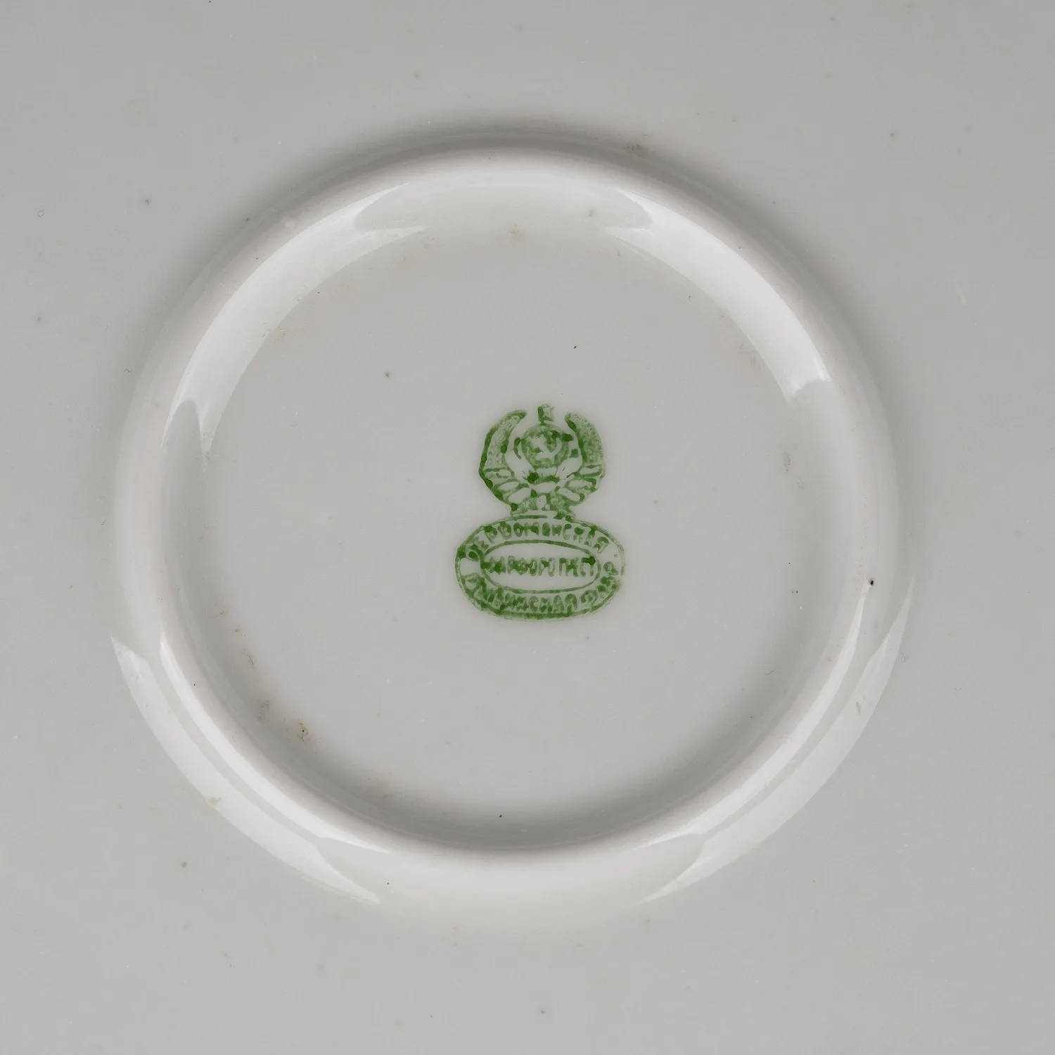 Настенное блюдо с изображением цветов сирени. СССР, Первомайская Рыбинская фабрика, 1920-е годы. — фото 3