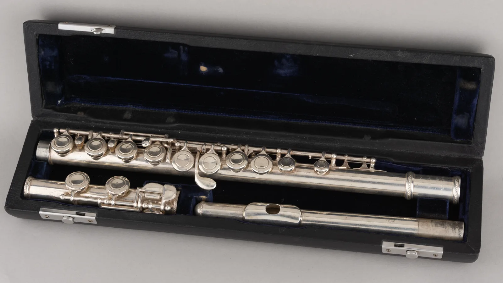 (Trevor James Instruments) Флейта серебряная номерная фирменном футляре. Лондон, фирма Trevor James Instruments. После 1983 года. — фото 1