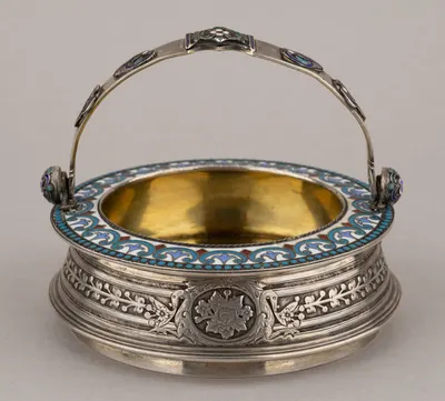 Конфетница с ручкой. Россия, Санкт-Петербург, мастерская Н.Д. Яничкина. 1889.