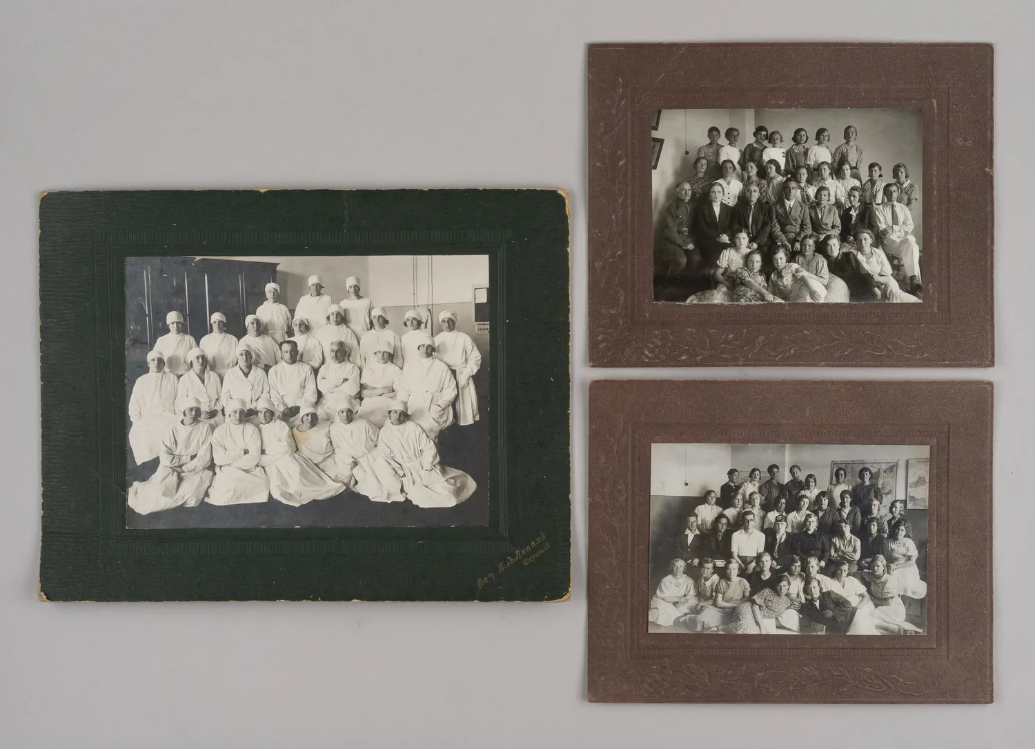3 групповые постановочные фотографии «Студенты-медики». Саратов, 1930-е - начало 1940-х годов. — фото 1
