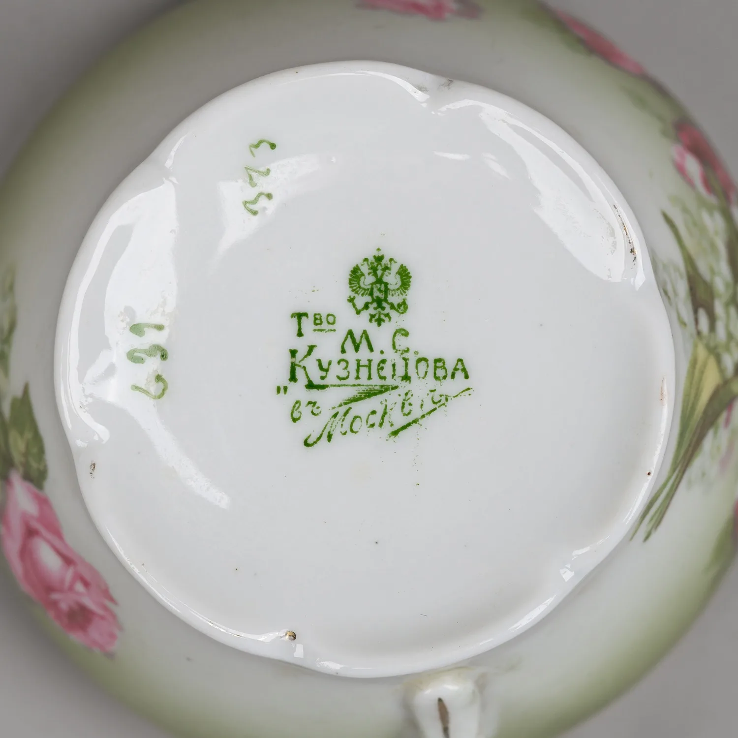 Чайная пара с изображением букетов из роз и ландышей. Россия, фабрика М.С. Кузнецова в Москве, 1889-1917 годы. — фото 4