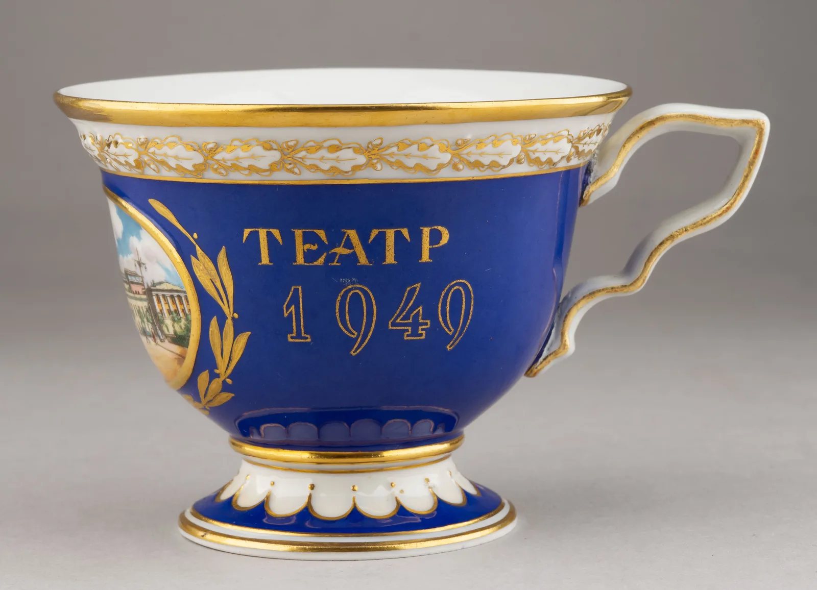 Чашка «125 лет Малому театру».
Германия, Мейсенская фарфоровая мануфактура, 1949. — фото 3