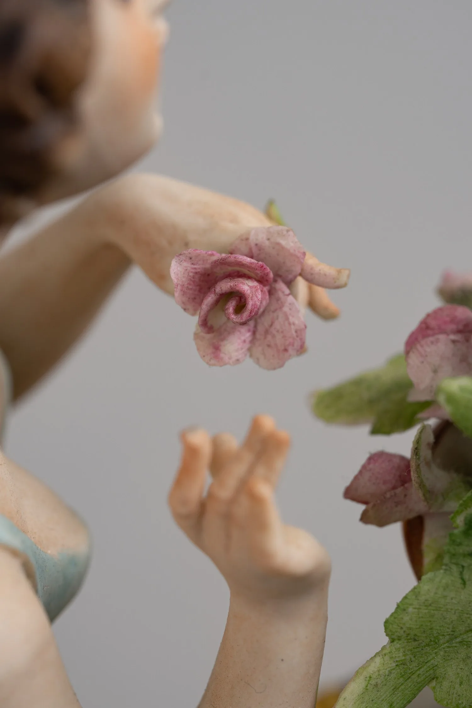 Скульптура «Девушка в саду». Италия, мануфактура Capodimonte, скульптор G. Rouch, 1970-1980-е годы. — фото 6