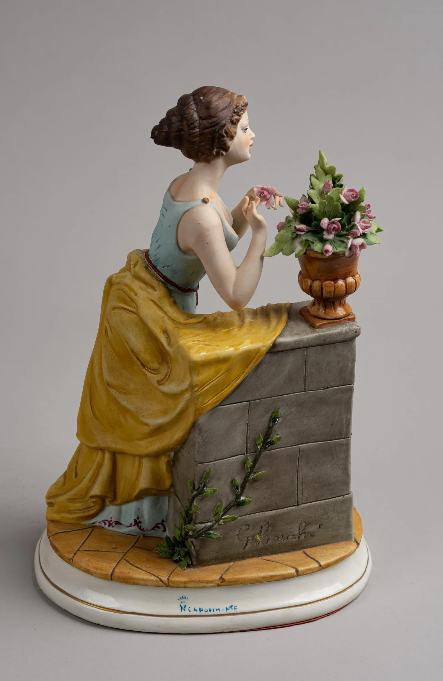 Скульптура «Девушка в саду». Италия, мануфактура Capodimonte, скульптор G. Rouch, 1970-1980-е годы. — фото 5