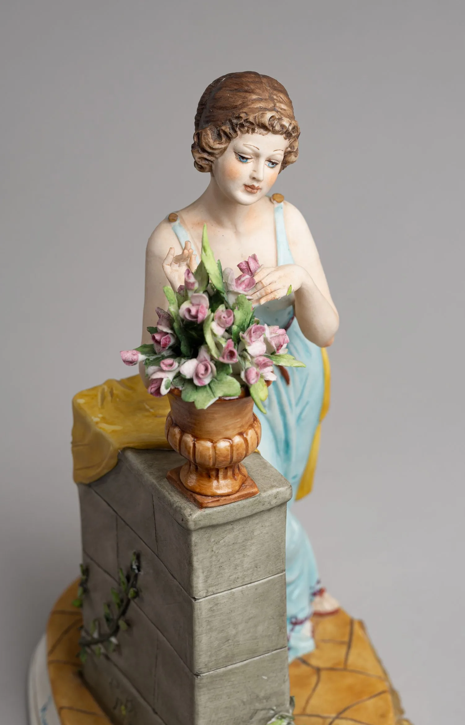 Скульптура «Девушка в саду». Италия, мануфактура Capodimonte, скульптор G. Rouch, 1970-1980-е годы. — фото 4
