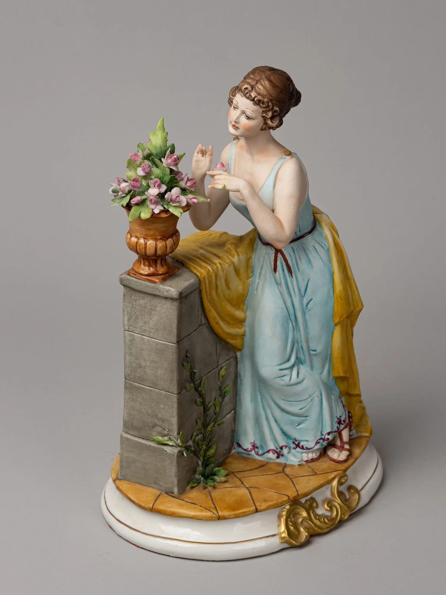 Скульптура «Девушка в саду». Италия, мануфактура Capodimonte, скульптор G. Rouch, 1970-1980-е годы. — фото 1