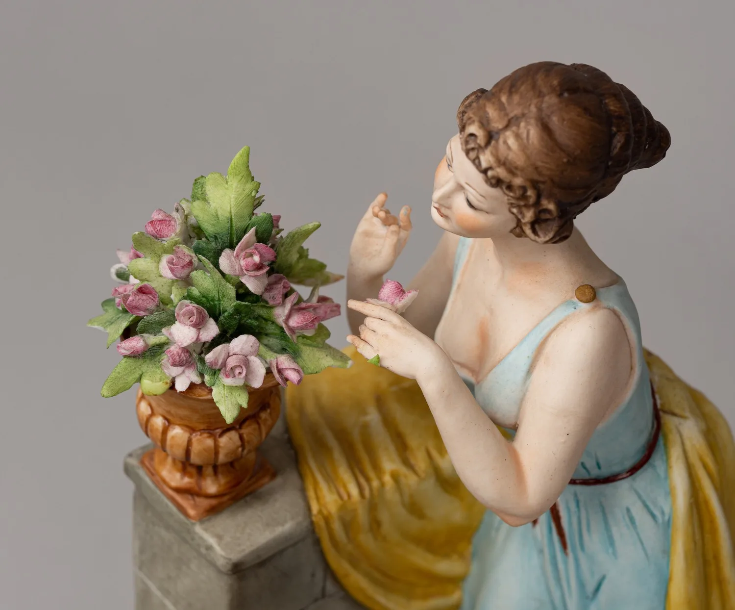 Скульптура «Девушка в саду». Италия, мануфактура Capodimonte, скульптор G. Rouch, 1970-1980-е годы. — фото 3