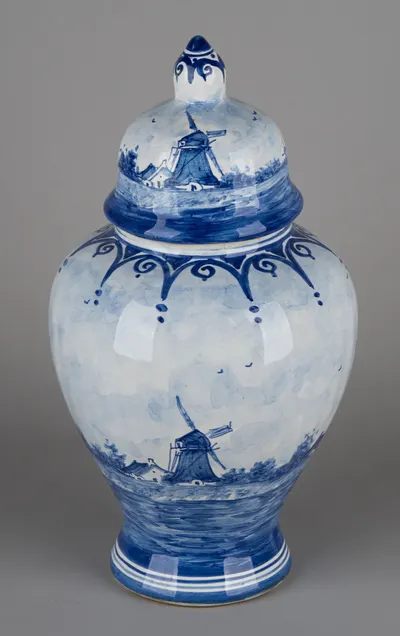 Ваза с крышкой «Голландские мельницы». Голландия, фабрика Delft Blue Holland, 1960-70-е годы.