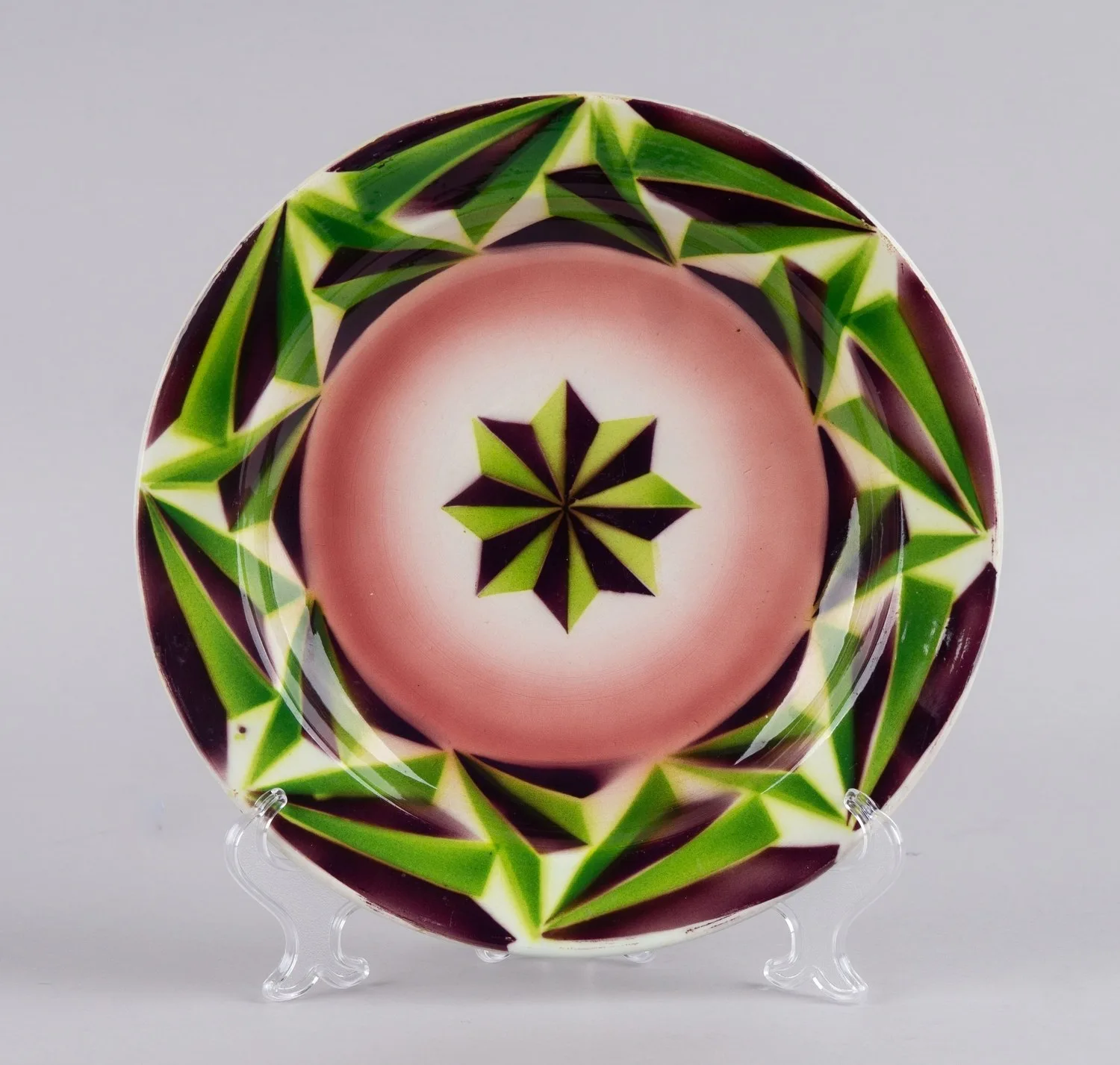 Тарелка с изображением граненых фигур. Россия, фабрика М.С. Кузнецова, 1889-1917 годы. — фото 1
