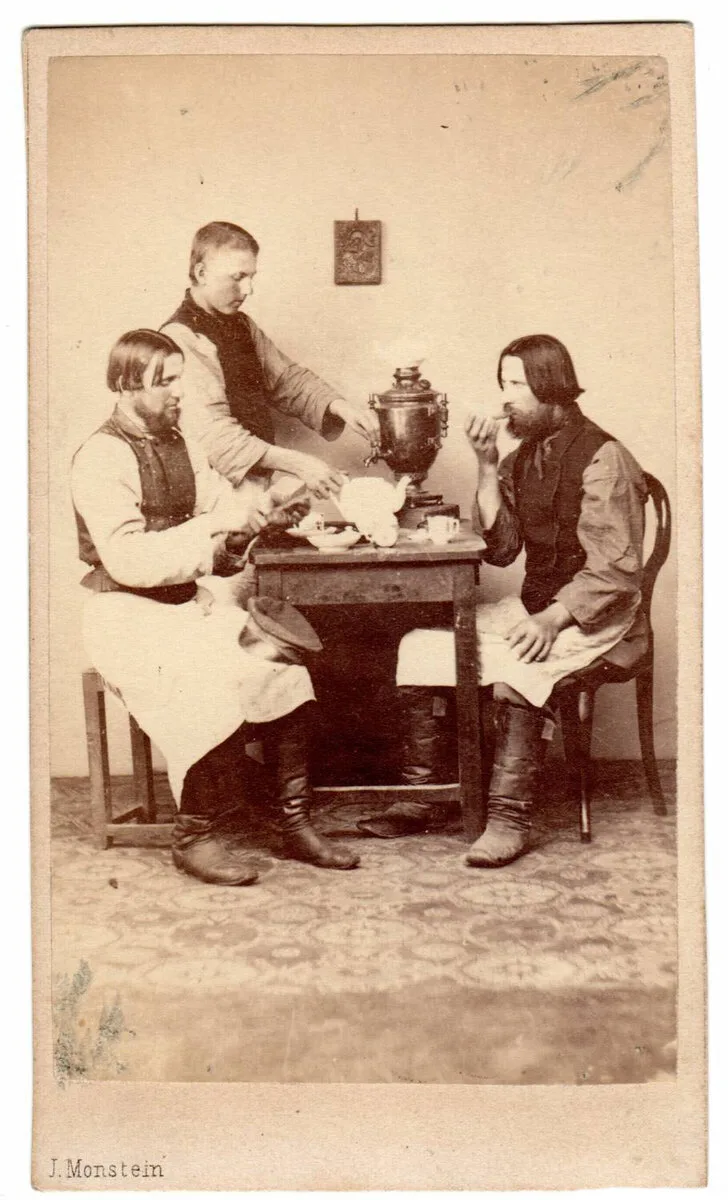 Шкатулка «Чаепитие половых». СССР, Федоскино, художник - Е. Дурина, 1975. — фото 5