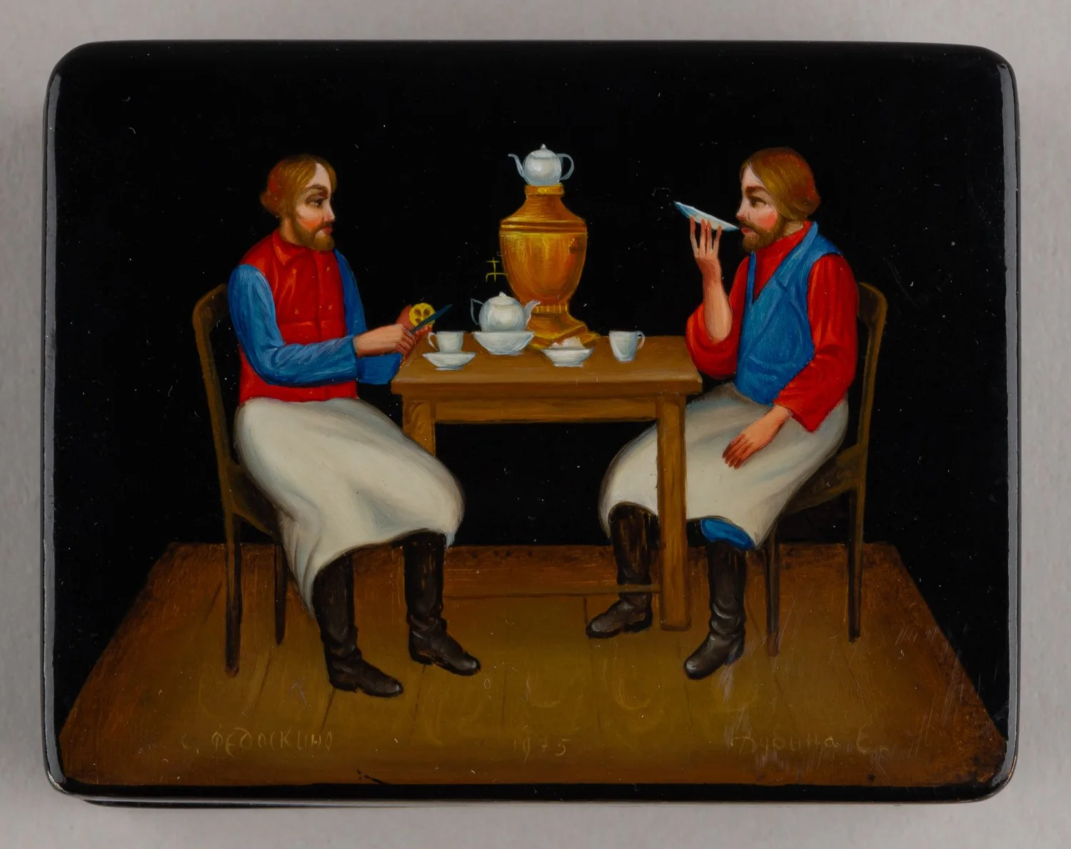 Шкатулка «Чаепитие половых». СССР, Федоскино, художник - Е. Дурина, 1975. — фото 2