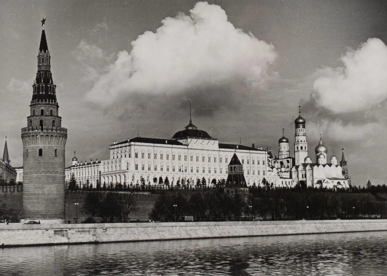 Фотография. Москва. Кремль со стороны Большого Каменного моста. СССР, фотограф В. Ковригин, середина XX века. — фото 2
