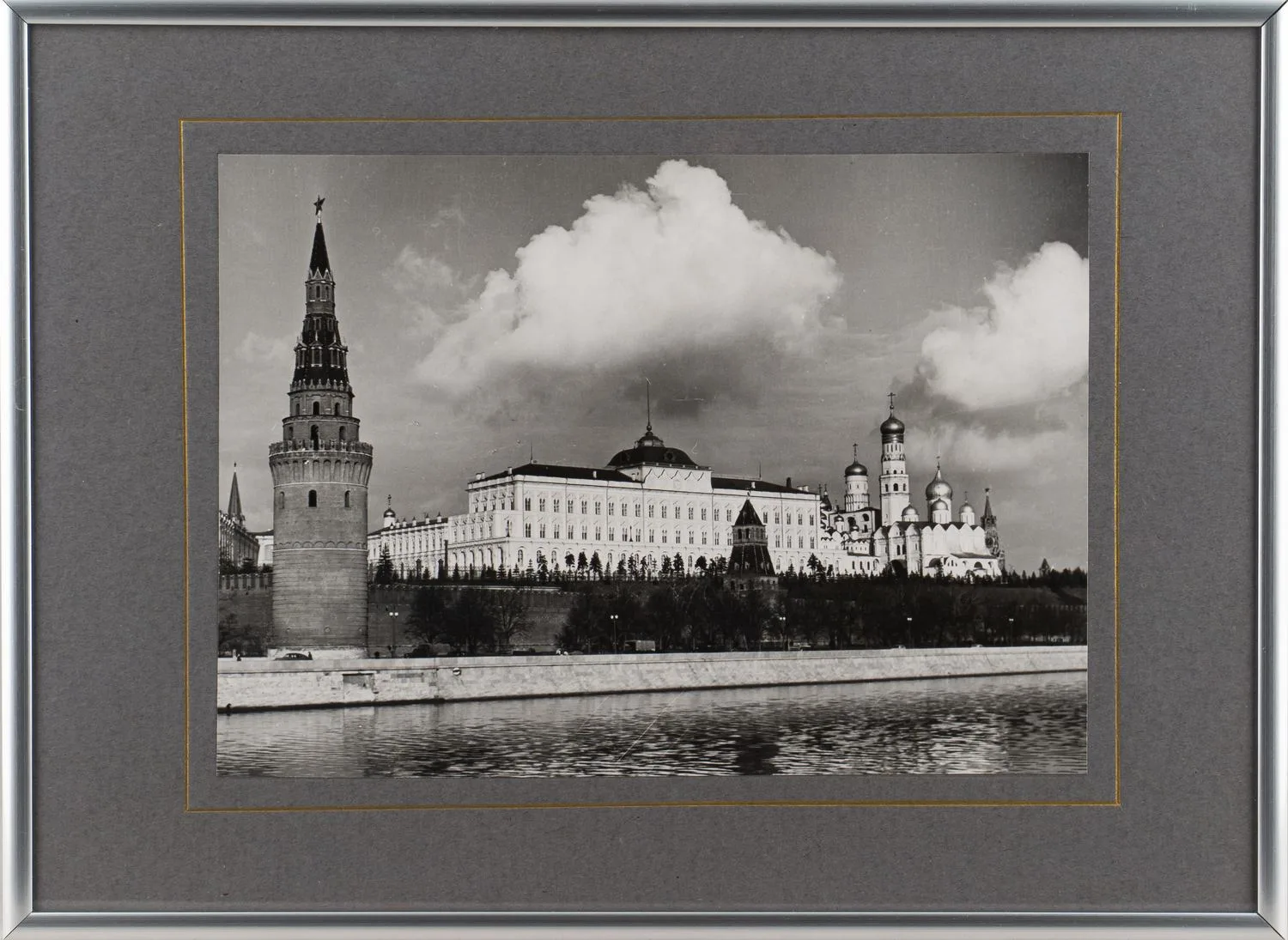 Фотография. Москва. Кремль со стороны Большого Каменного моста. СССР, фотограф В. Ковригин, середина XX века. — фото 1
