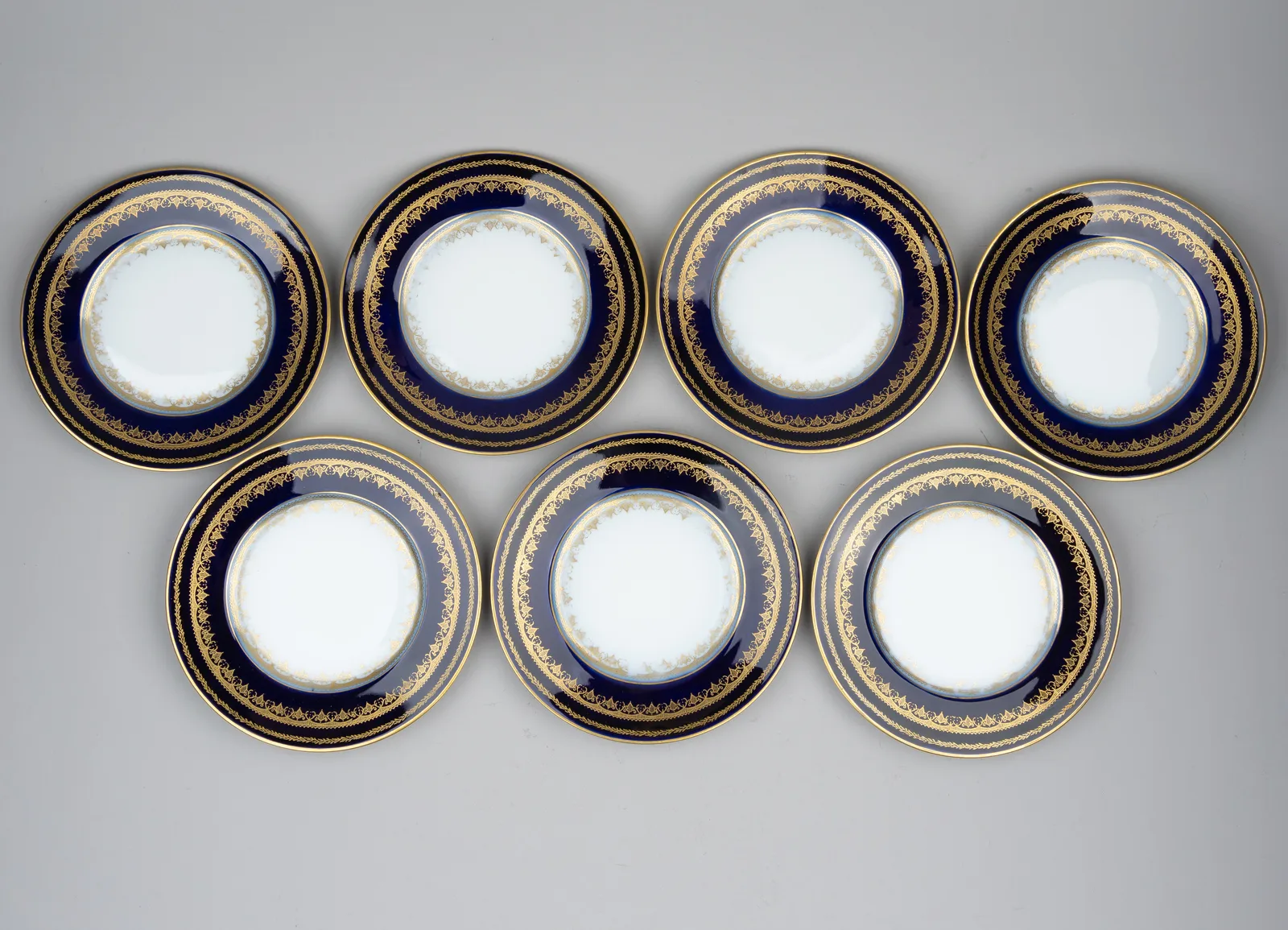 Семь тарелок с растительным узором. Россия, фабрика братьев Корниловых, конец XIX - начало XX века. — фото 1
