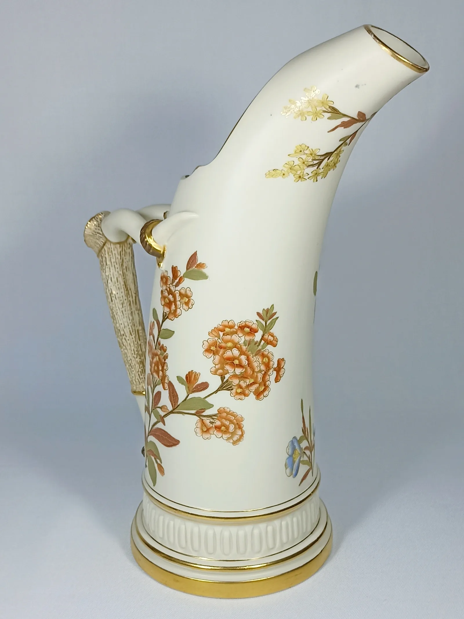 (Royal Worcester) Большой кувшин с изображением цветов из серии «Blush Ivory». Англия, Royal Worcester, 1885-1899-е годы. — фото 5