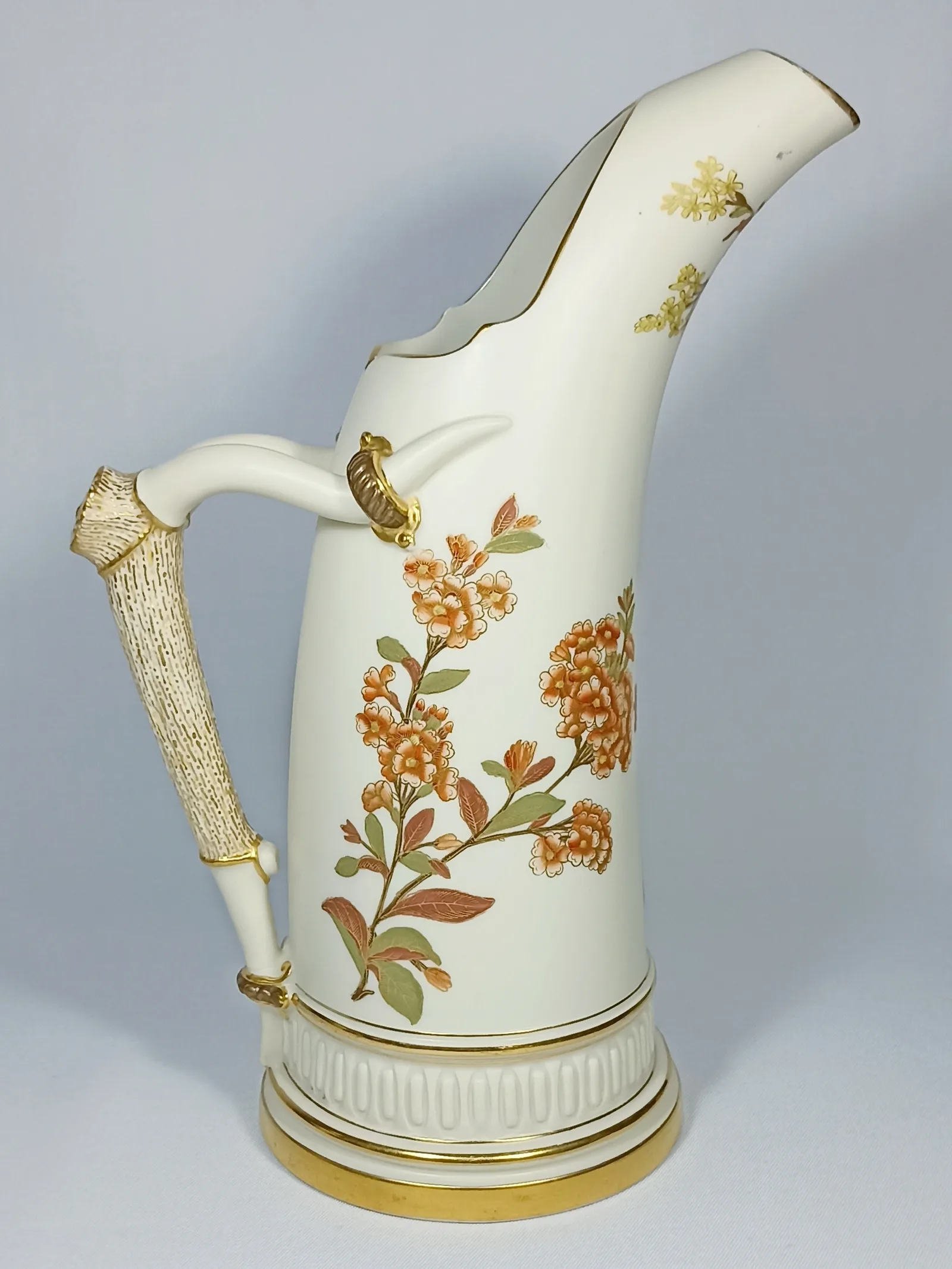 (Royal Worcester) Большой кувшин с изображением цветов из серии «Blush Ivory». Англия, Royal Worcester, 1885-1899-е годы. — фото 7