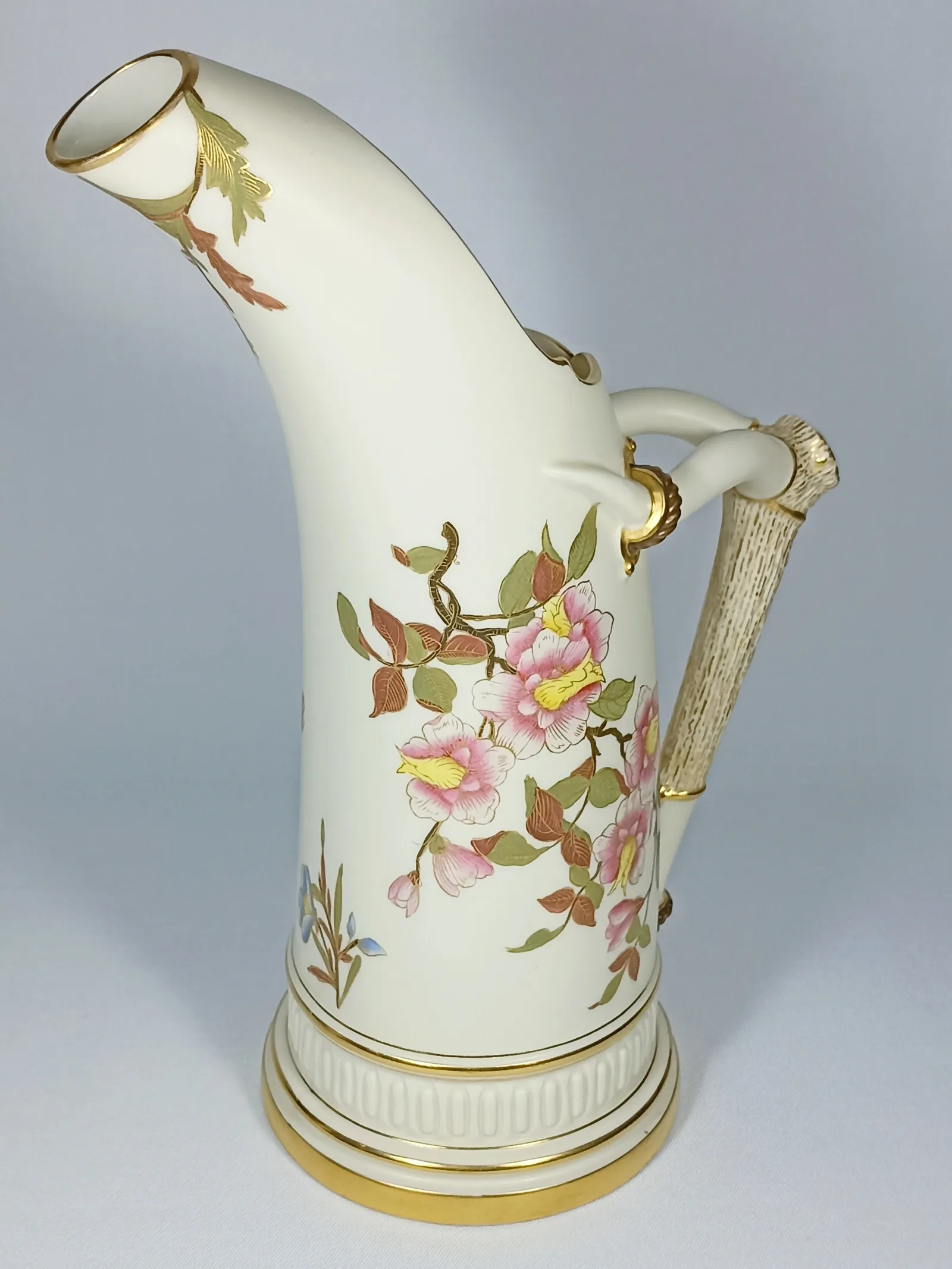 (Royal Worcester) Большой кувшин с изображением цветов из серии «Blush Ivory». Англия, Royal Worcester, 1885-1899-е годы. — фото 4