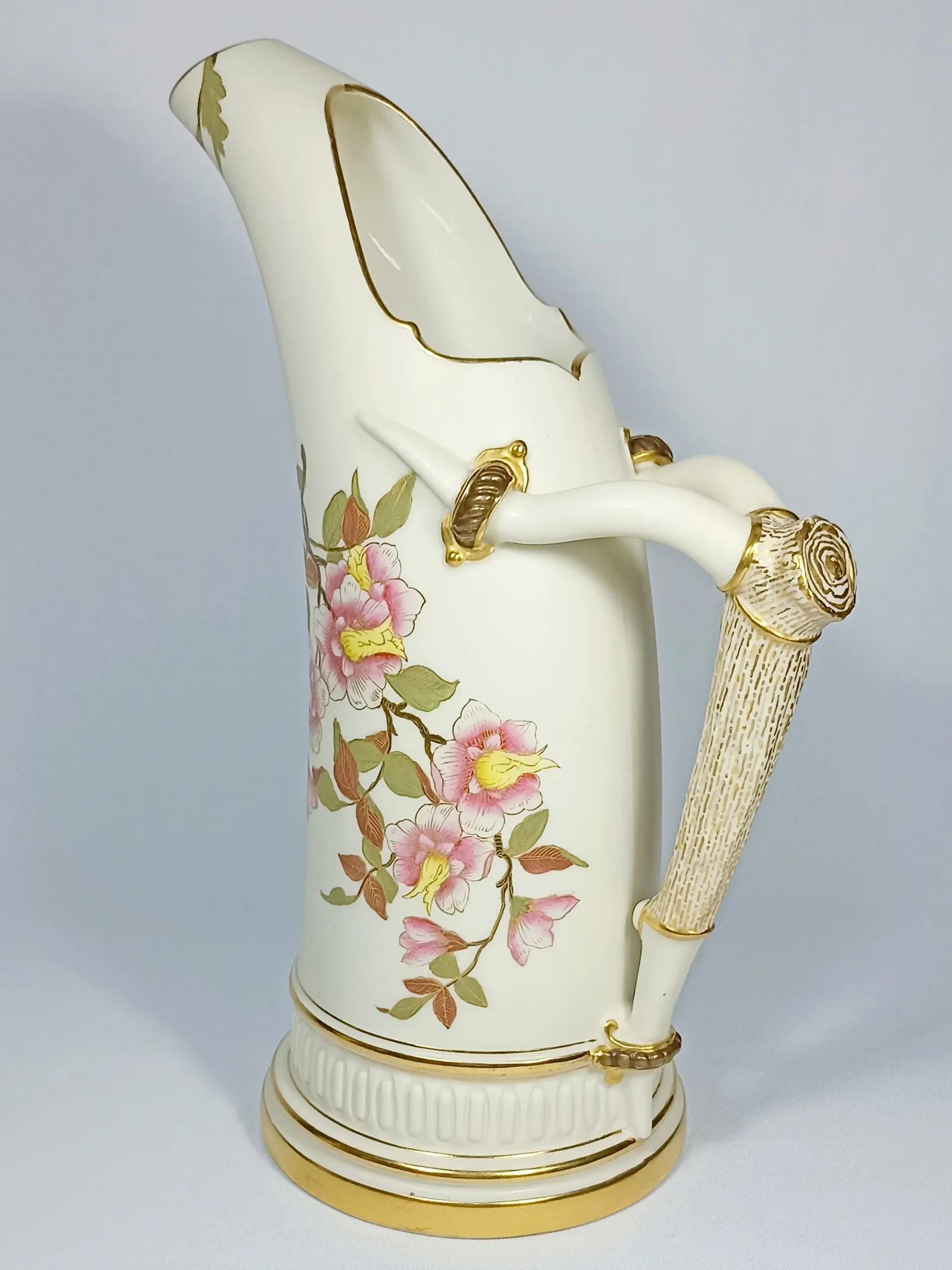 (Royal Worcester) Большой кувшин с изображением цветов из серии «Blush Ivory». Англия, Royal Worcester, 1885-1899-е годы. — фото 1