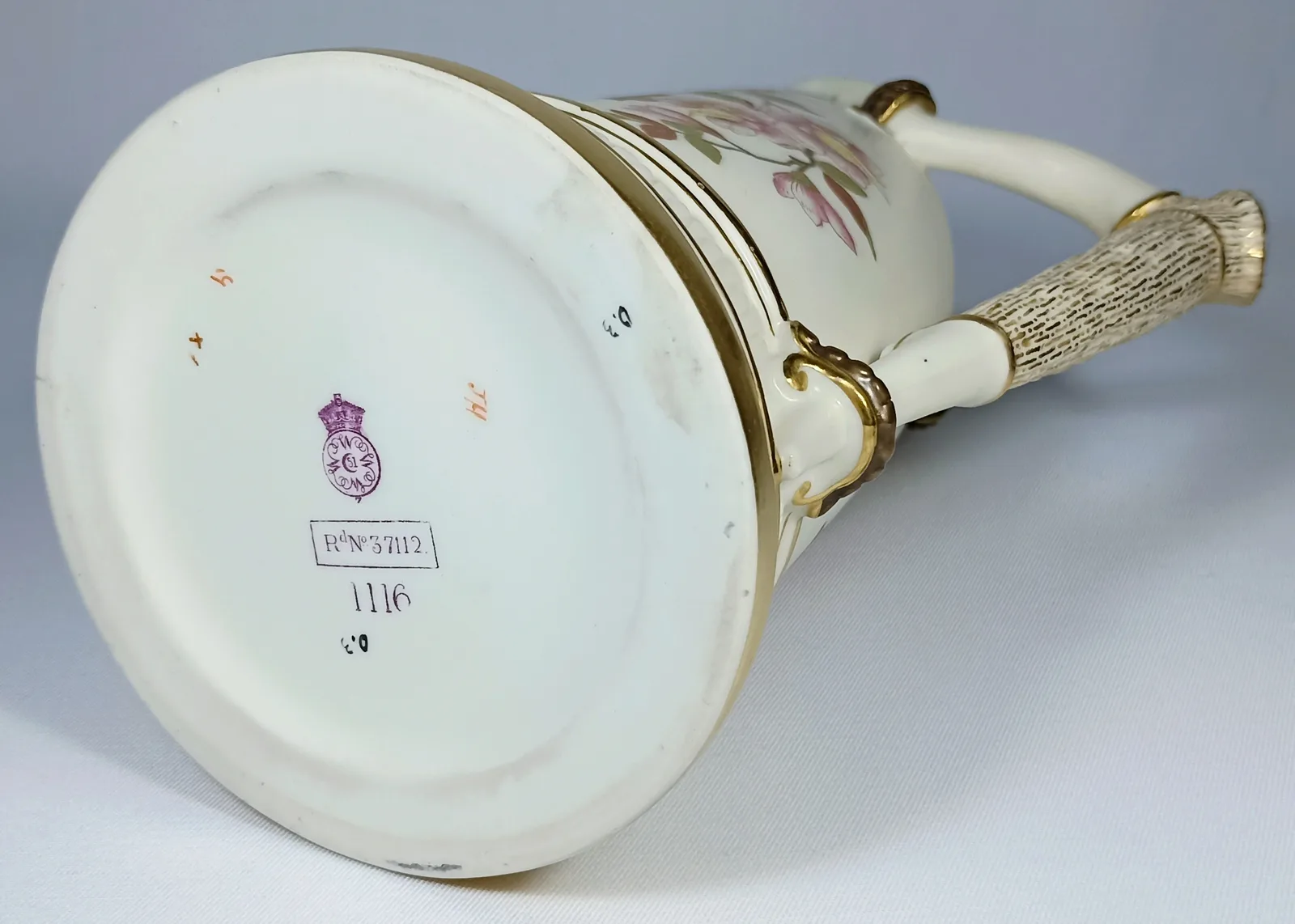 (Royal Worcester) Большой кувшин с изображением цветов из серии «Blush Ivory». Англия, Royal Worcester, 1885-1899-е годы. — фото 9