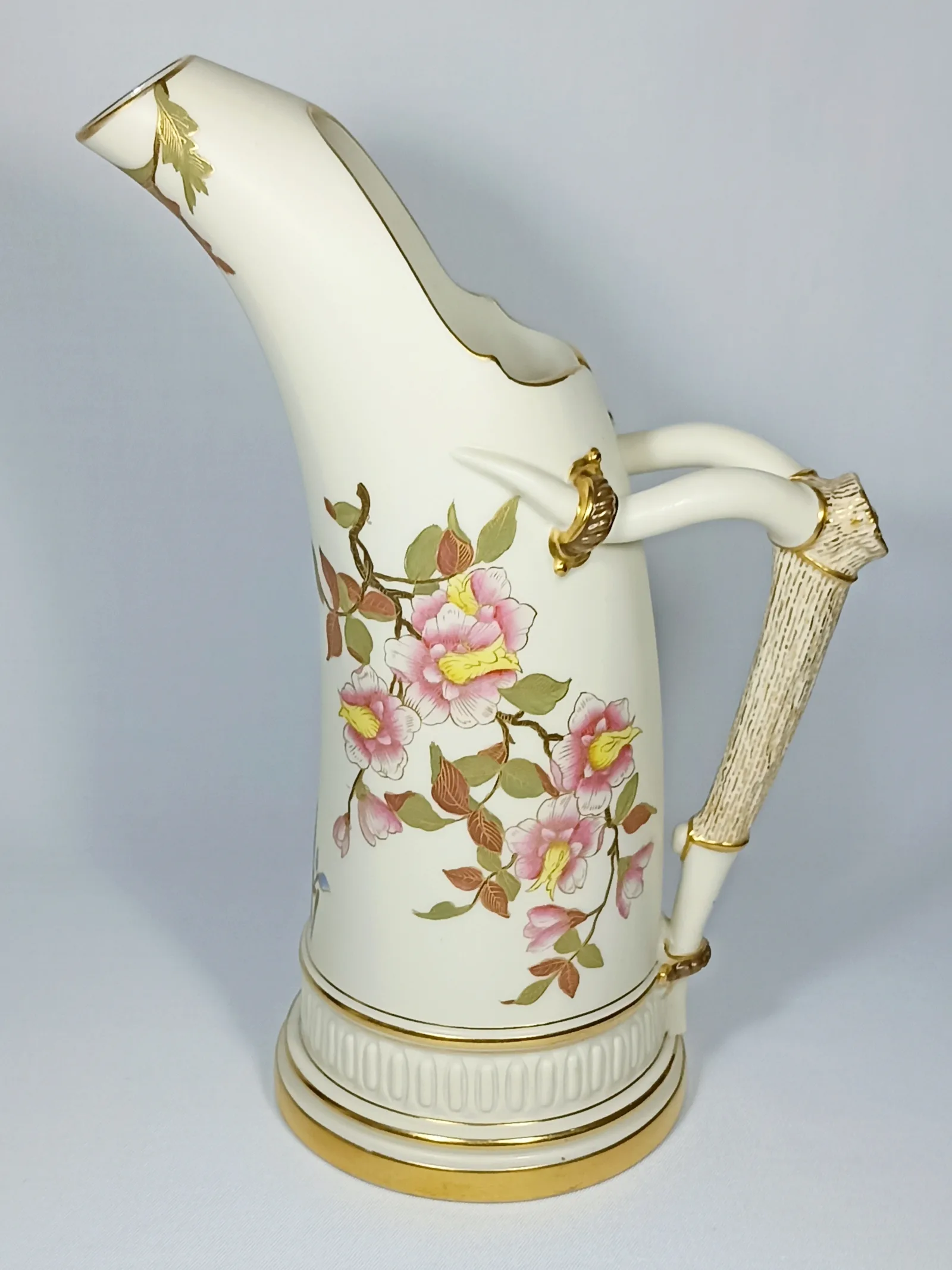 (Royal Worcester) Большой кувшин с изображением цветов из серии «Blush Ivory». Англия, Royal Worcester, 1885-1899-е годы. — фото 2