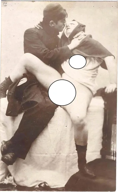 Фотооткрытка «Он и она». Начало XX века.
