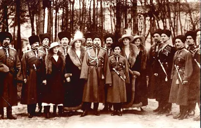 Фотографическая открытка «Император Николай II с детьми в окружении офицеров Собственного Его Императорского Величества Конвоя в Ставке Верховного Главнокомандования в Могилёве 4 октября 1916 года». Издание Антибольшевистского комитета (Париж), 1920-е годы.