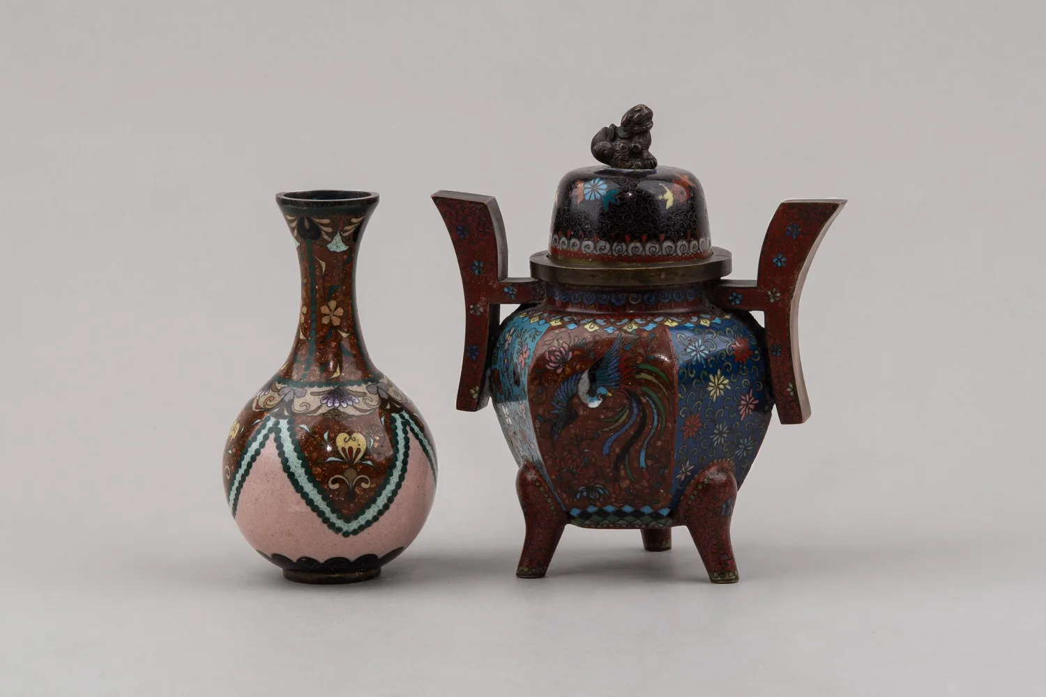 Вазочка и курильница с изображением Феникса. Япония, 1868–1912 (период Мэйдзи). — фото 1