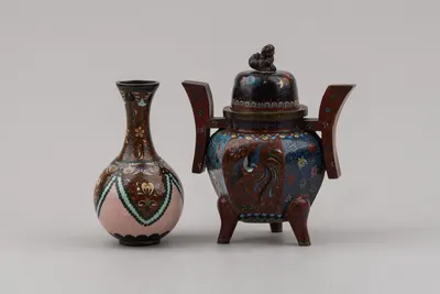 Вазочка и курильница с изображением Феникса. Япония, 1868–1912 (период Мэйдзи).