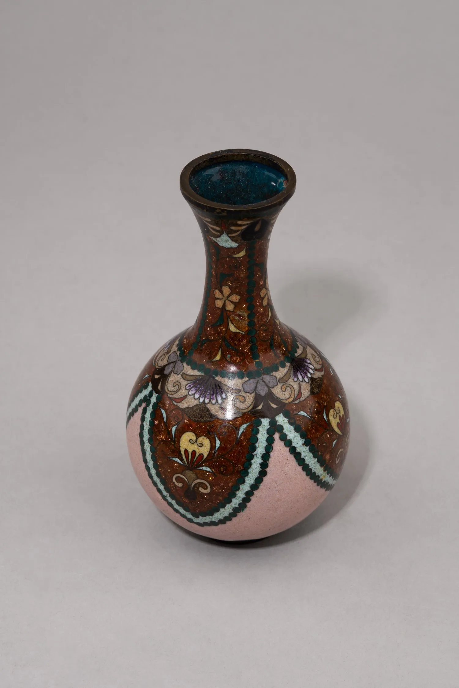Вазочка и курильница с изображением Феникса. Япония, 1868–1912 (период Мэйдзи). — фото 9
