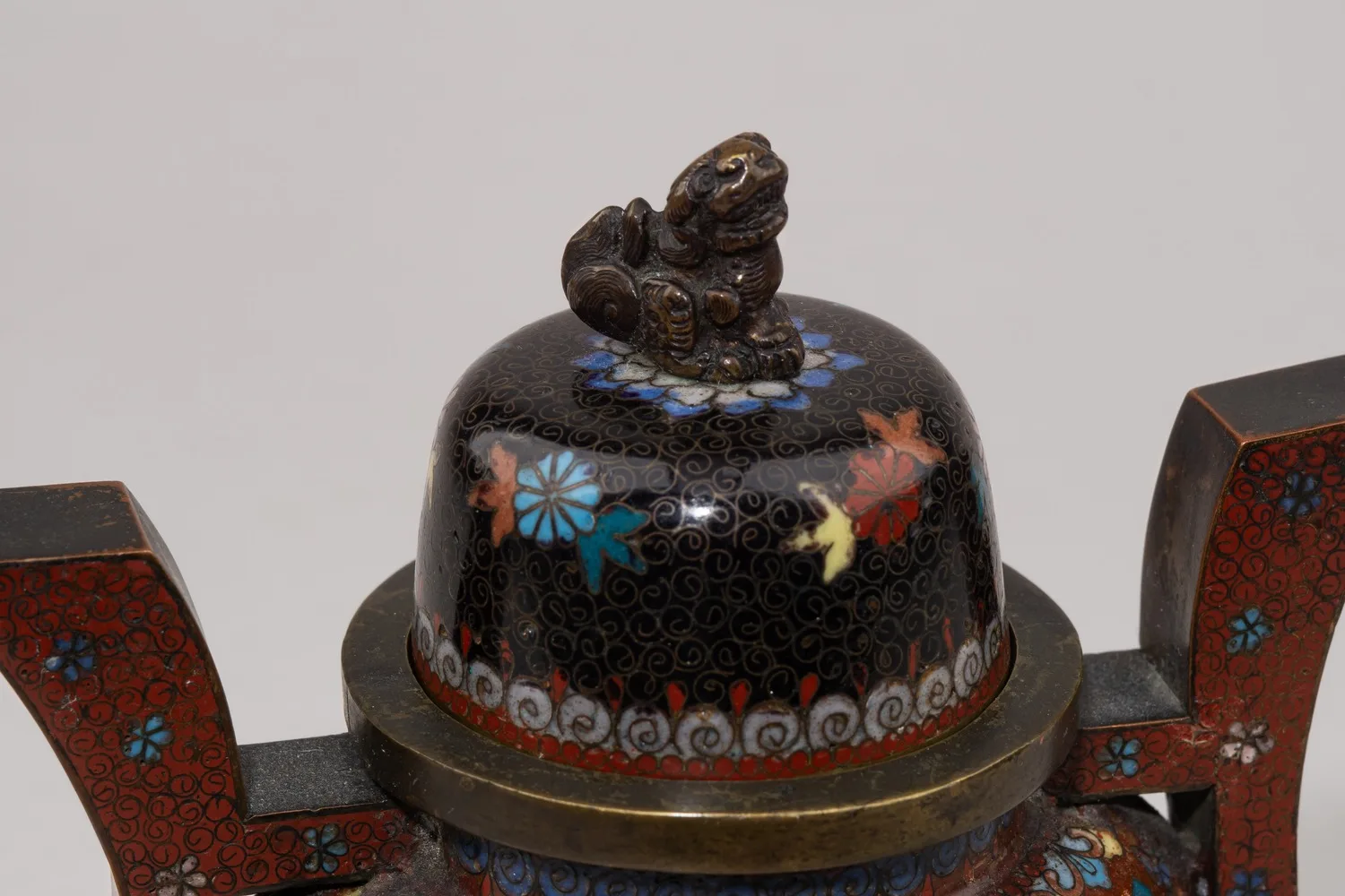 Вазочка и курильница с изображением Феникса. Япония, 1868–1912 (период Мэйдзи). — фото 5