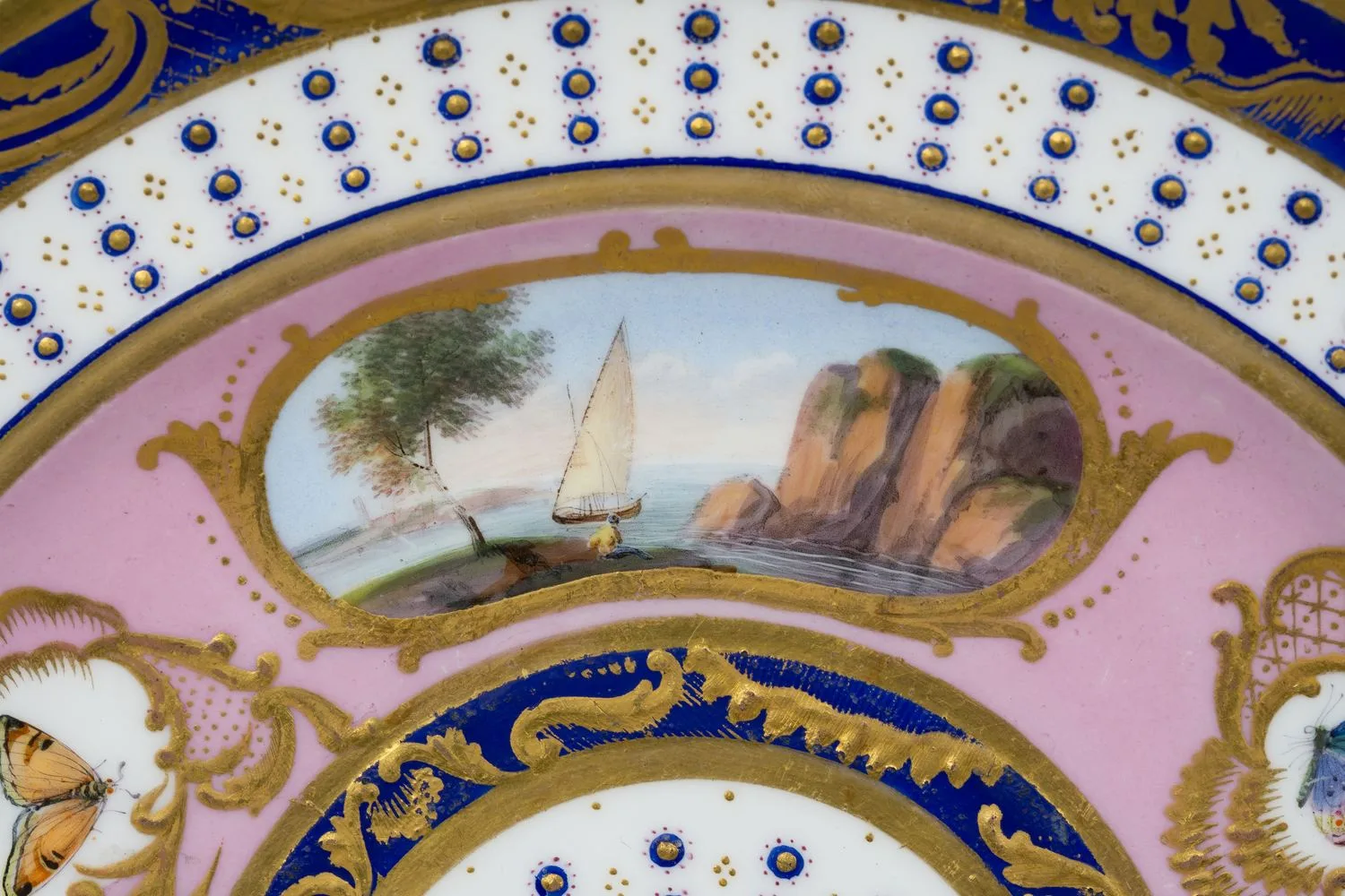 (Севр. 1793 г.) Тарелка с живописными резервами с тремя морскими пейзажами и бабочками. Франция, Севрская мануфактура, живописец и позолотчик Жак Фонтен, 1793 г. — фото 2
