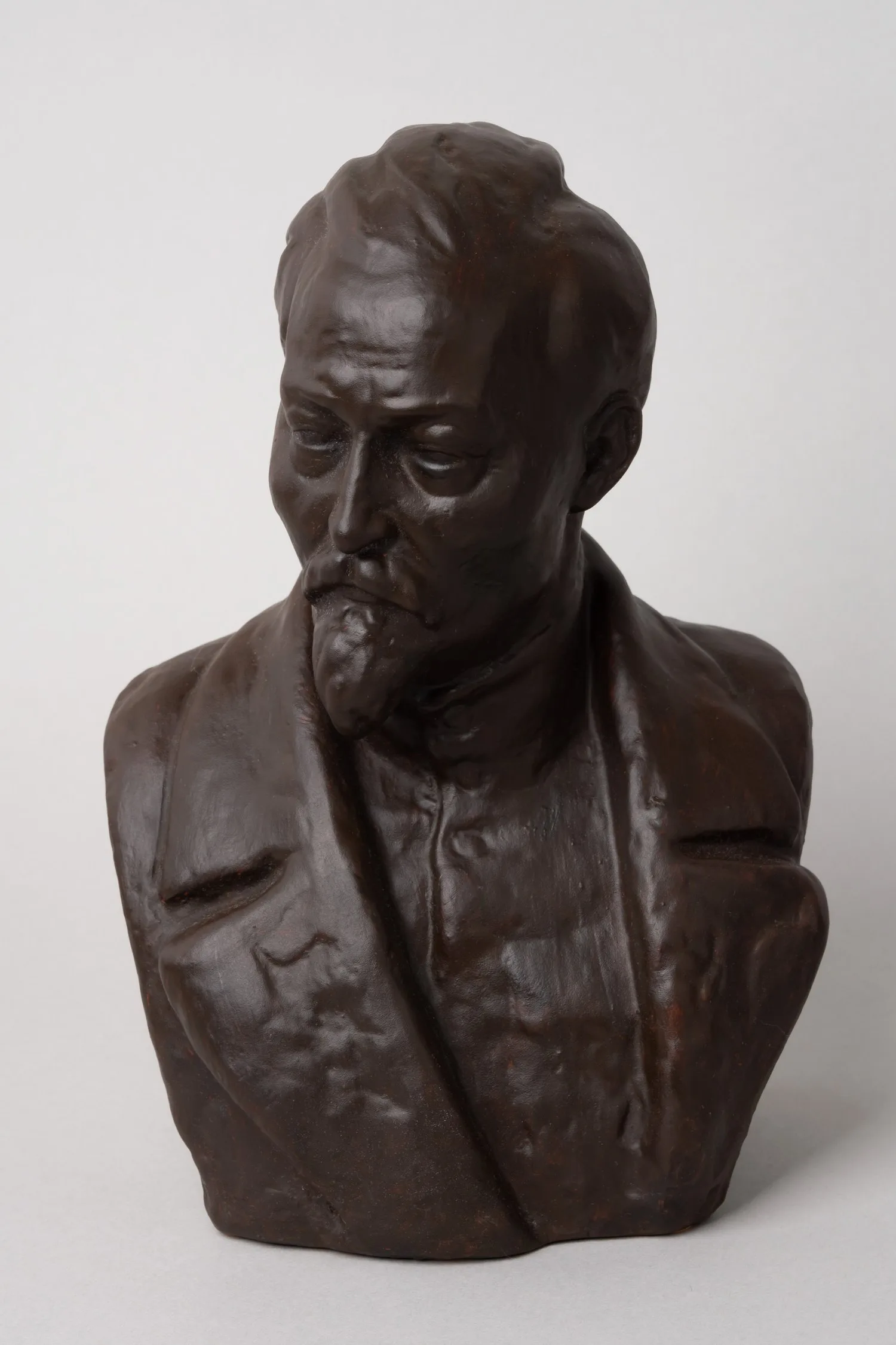 Бюст Ф.Э. Дзержинского. СССР, Гжельский керамический завод «Всекохудожник», скульптор Н. Василик, 1937 г. — фото 2