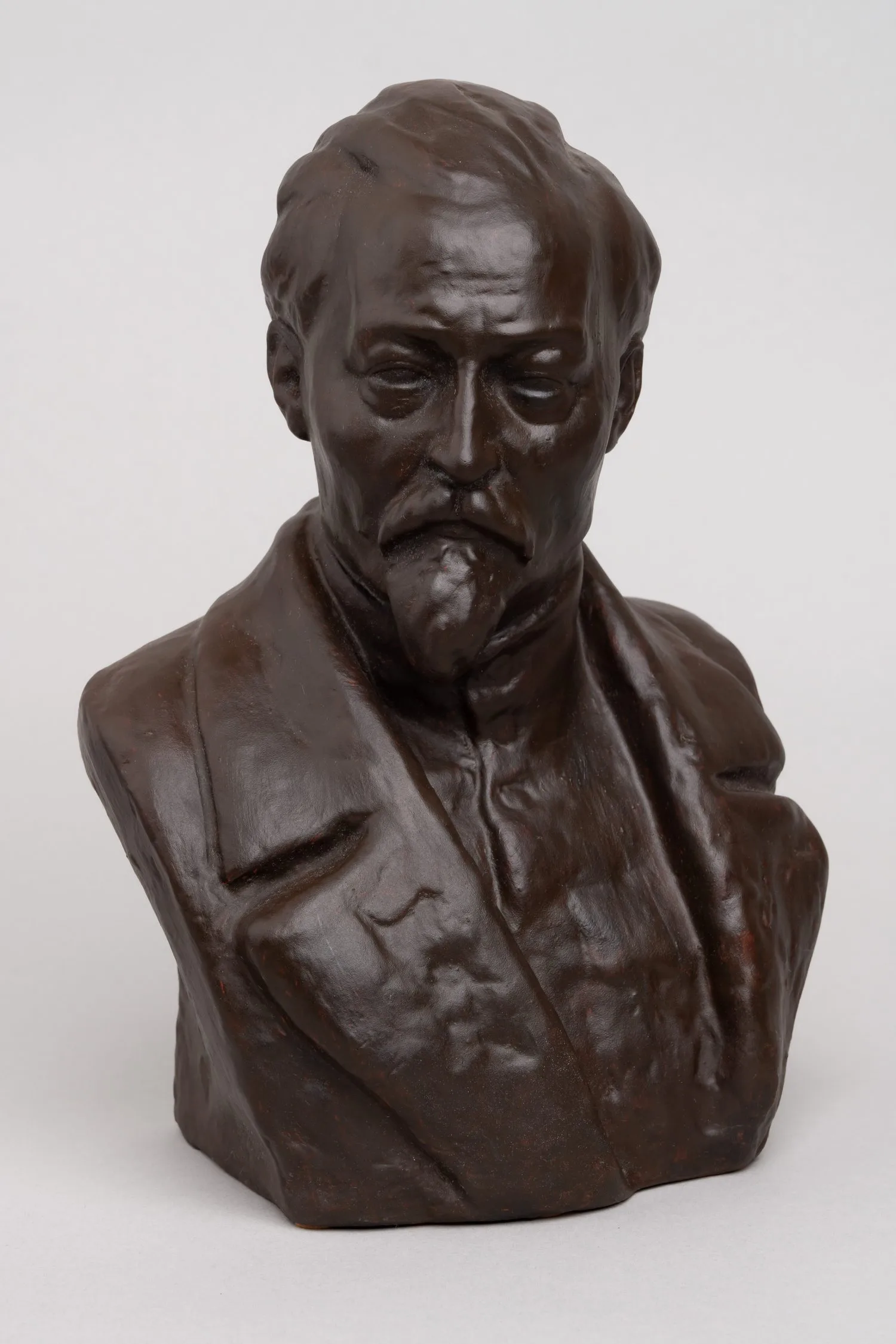 Бюст Ф.Э. Дзержинского. СССР, Гжельский керамический завод «Всекохудожник», скульптор Н. Василик, 1937 г. — фото 1
