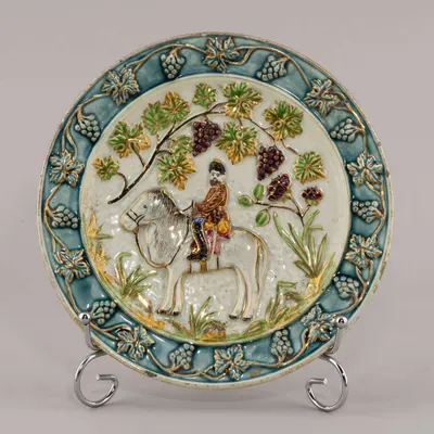 Тарелка, "Казак на коне". Россия, Завод М.С. Кузнецова в Твери, 1870-1872 годы.