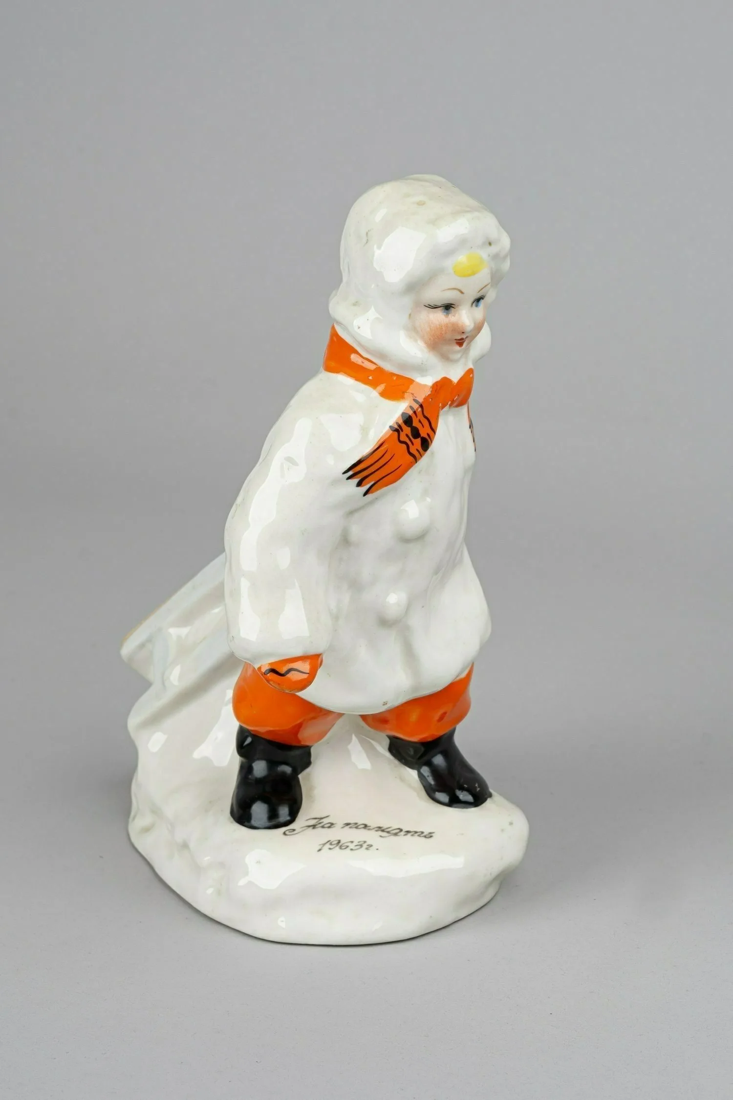 Статуэтка «Девочка с санками». СССР, Городницкий фарфоровый завод, 1950-1960-е гг. — фото 1